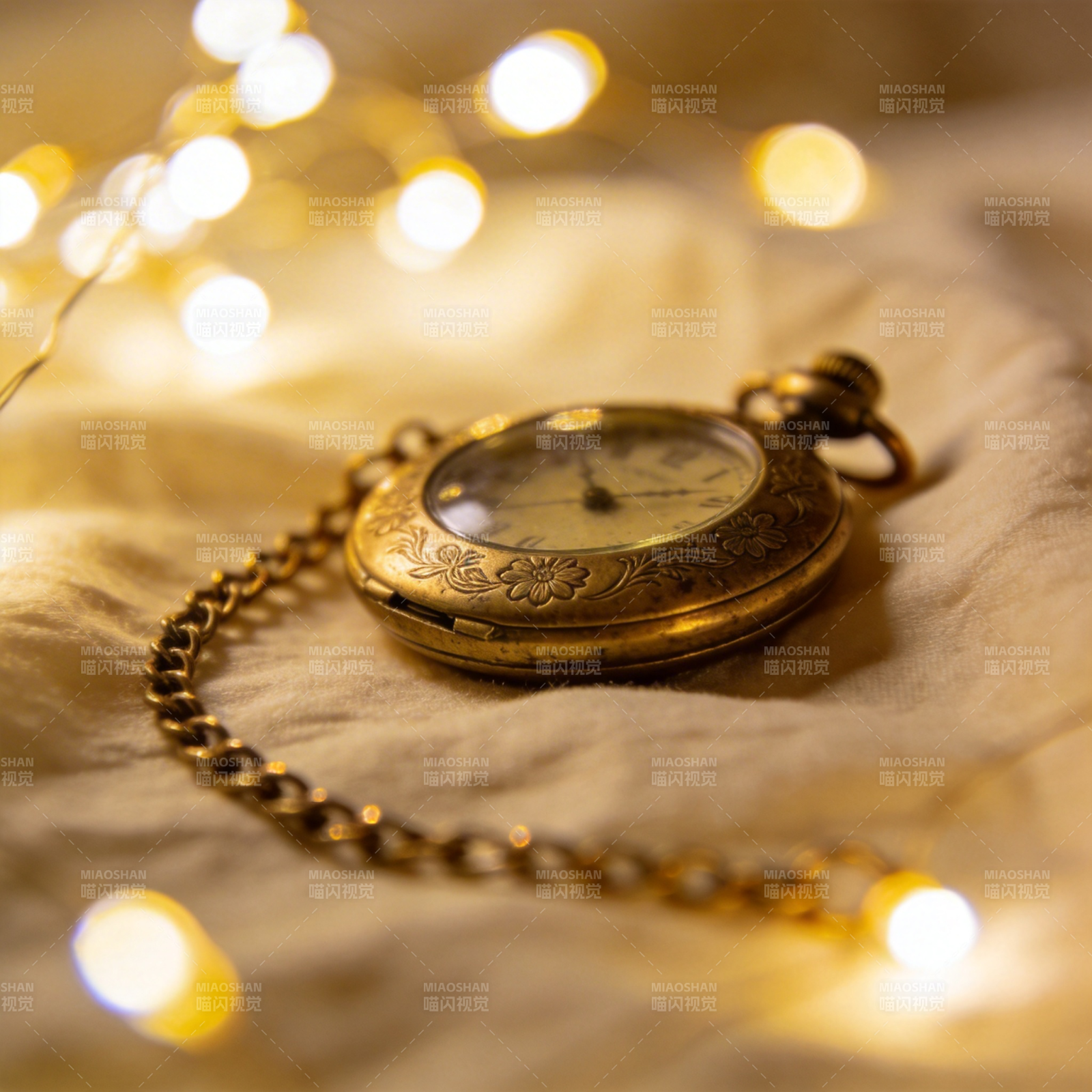 怀表与暖光图片