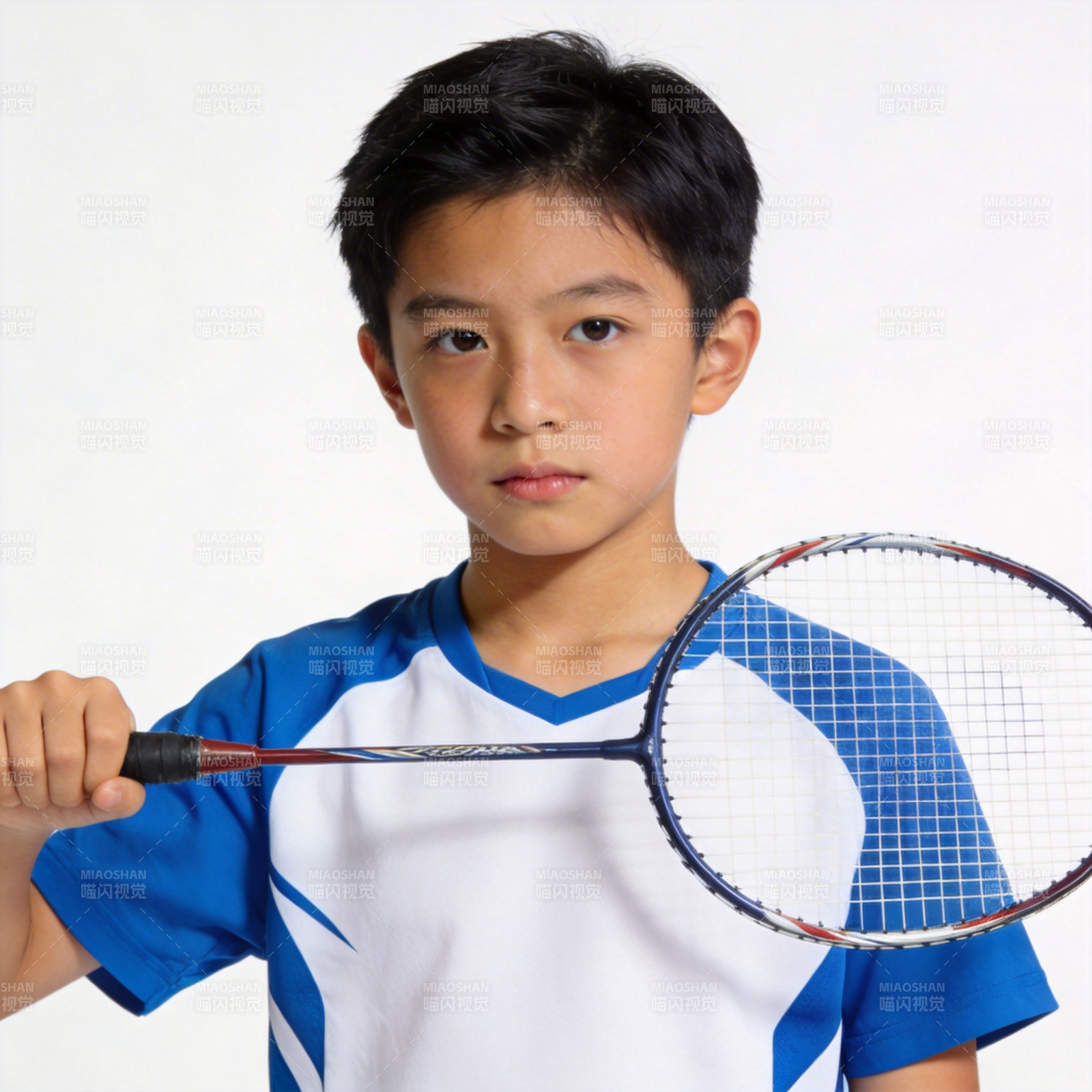 少年挥拍羽毛球图片