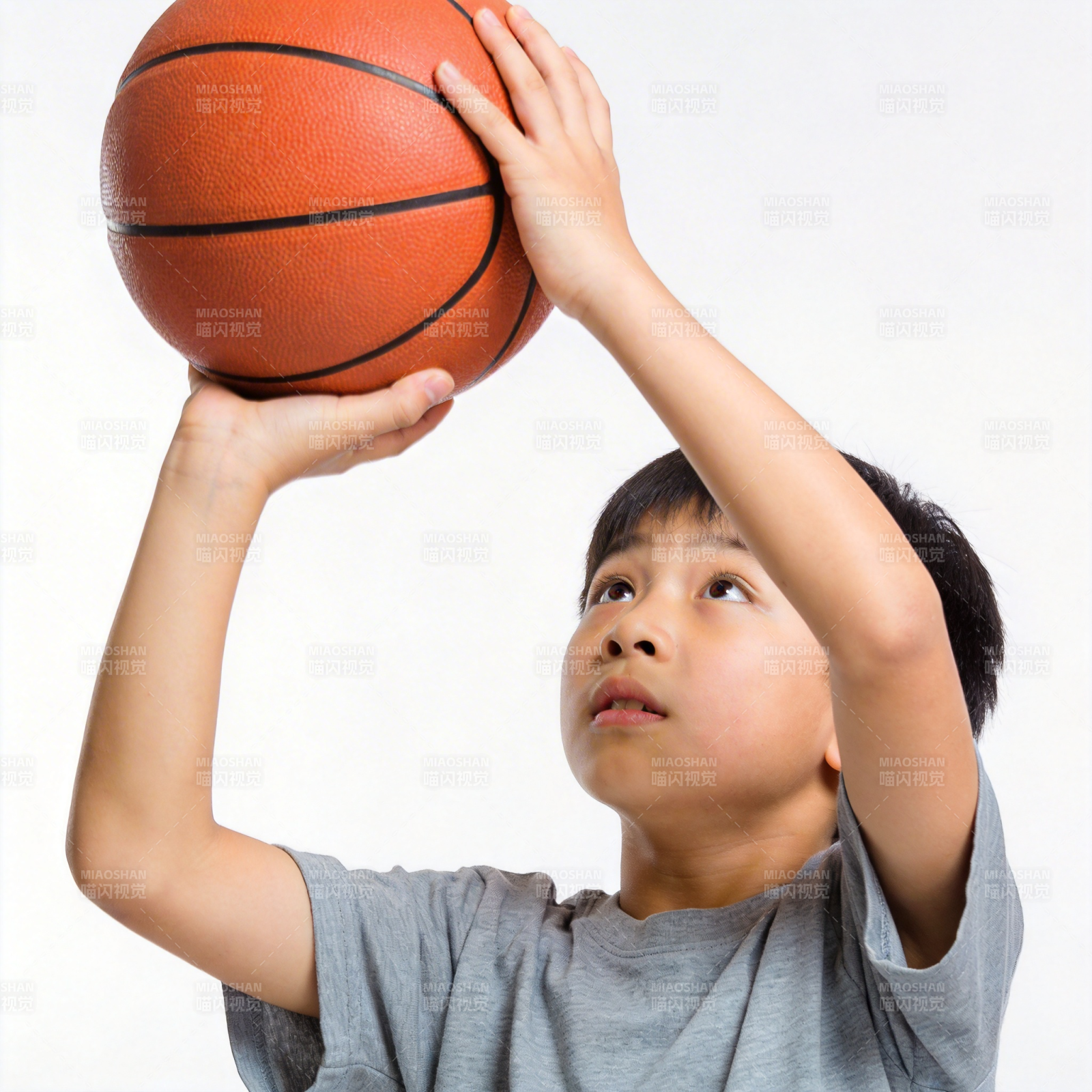 少年投篮瞬间图片