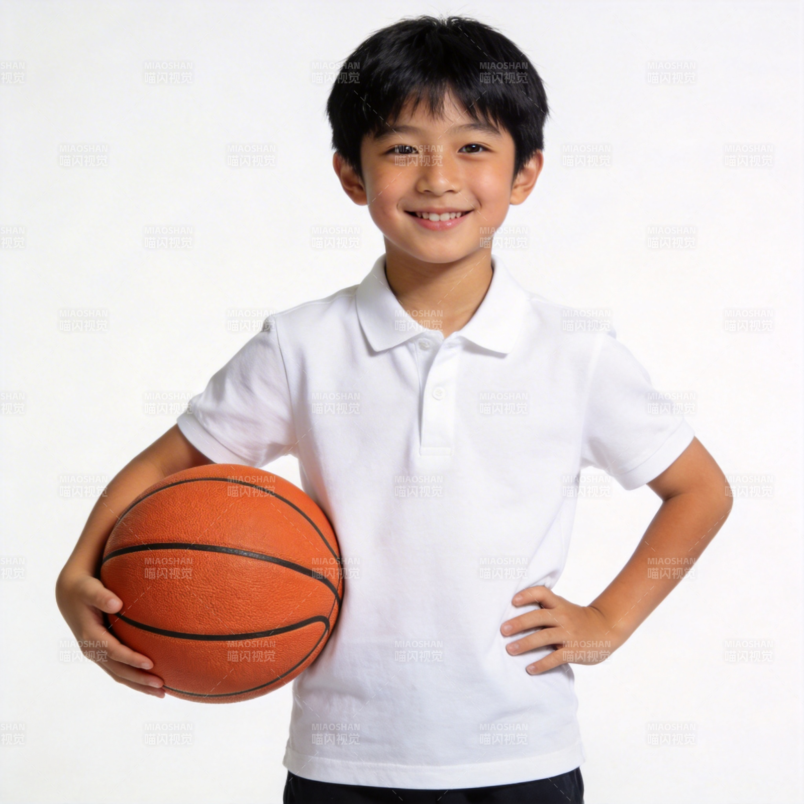 少年持球微笑图片
