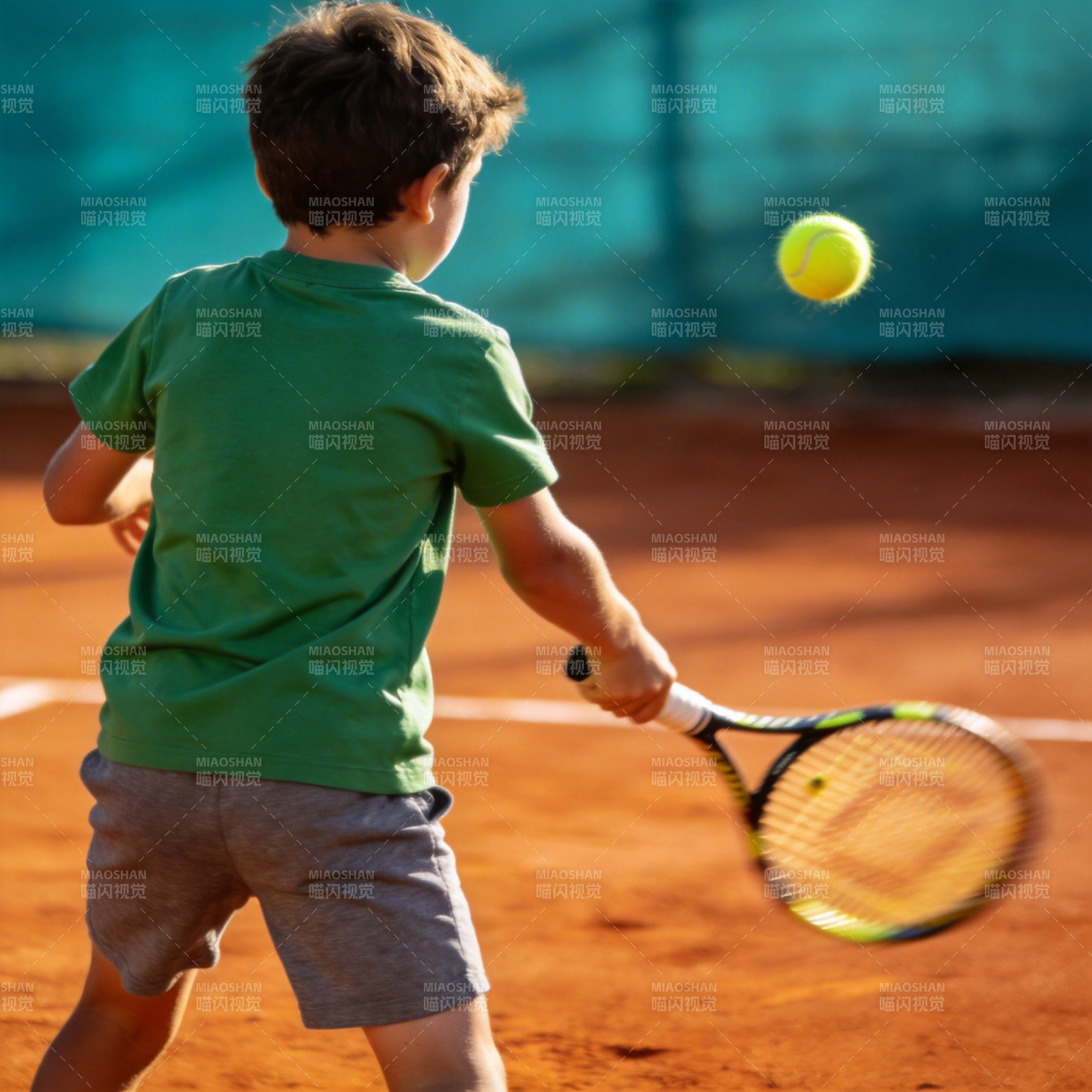 小球员挥拍击球图片