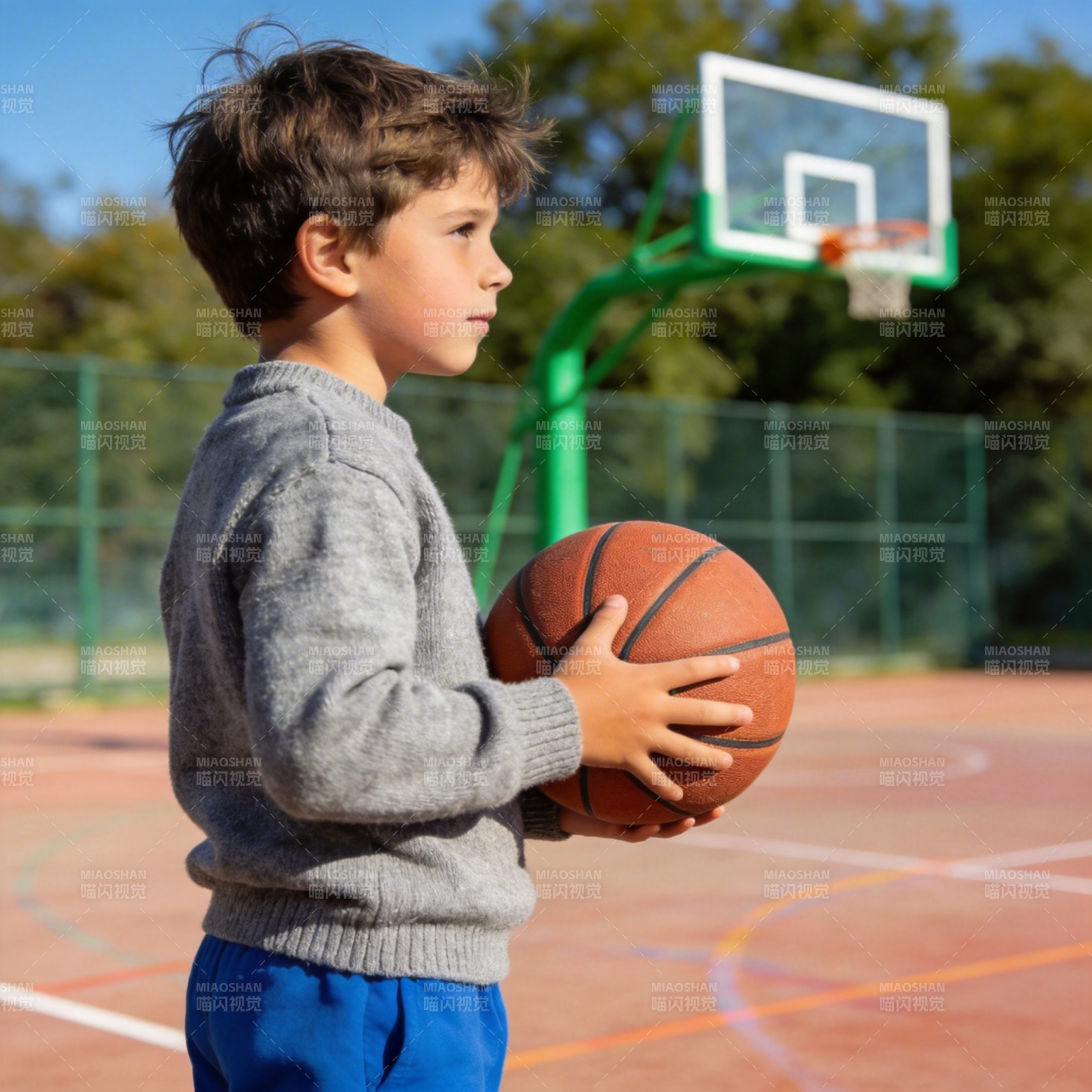 少年持球 专注投篮图片