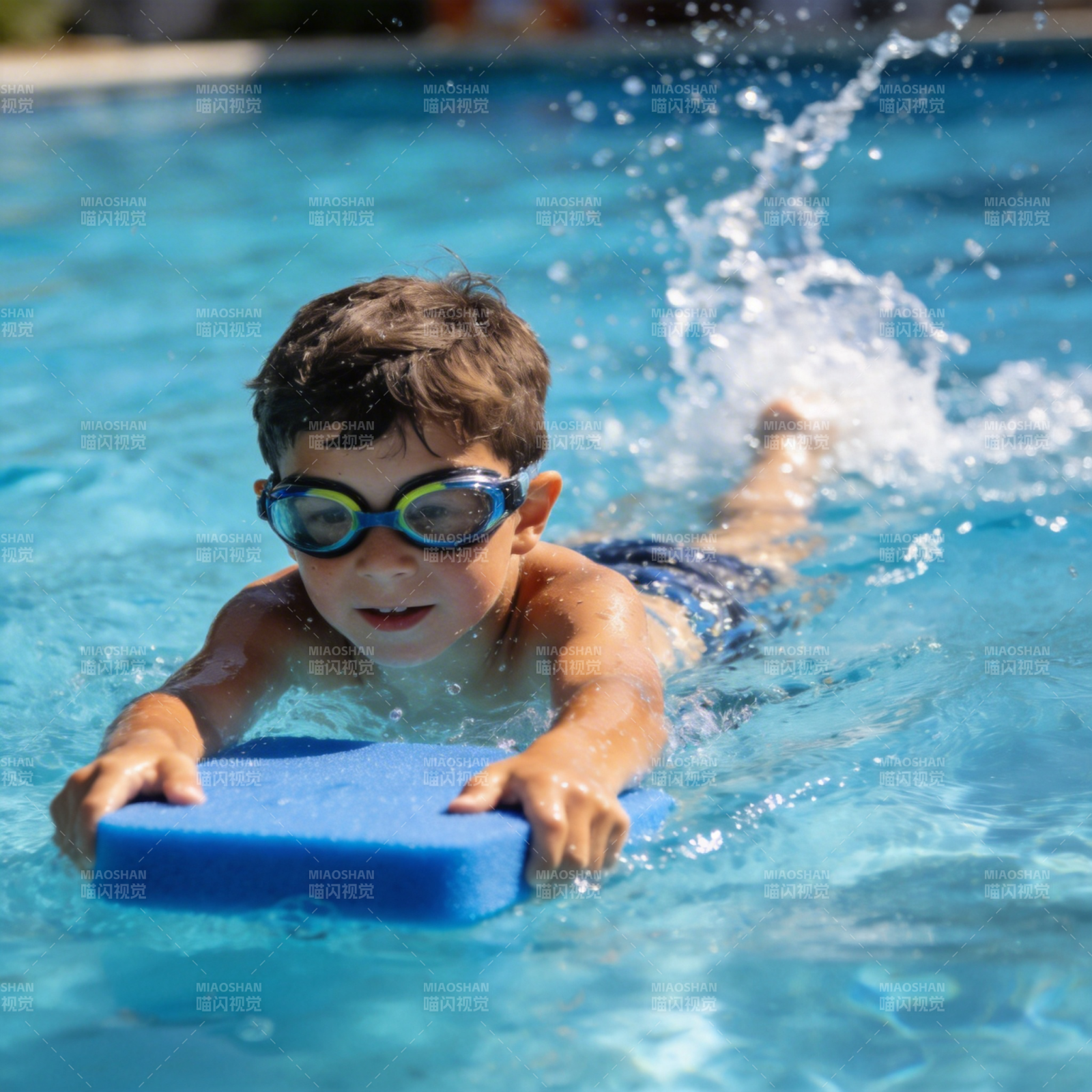 泳池里的小游泳者图片