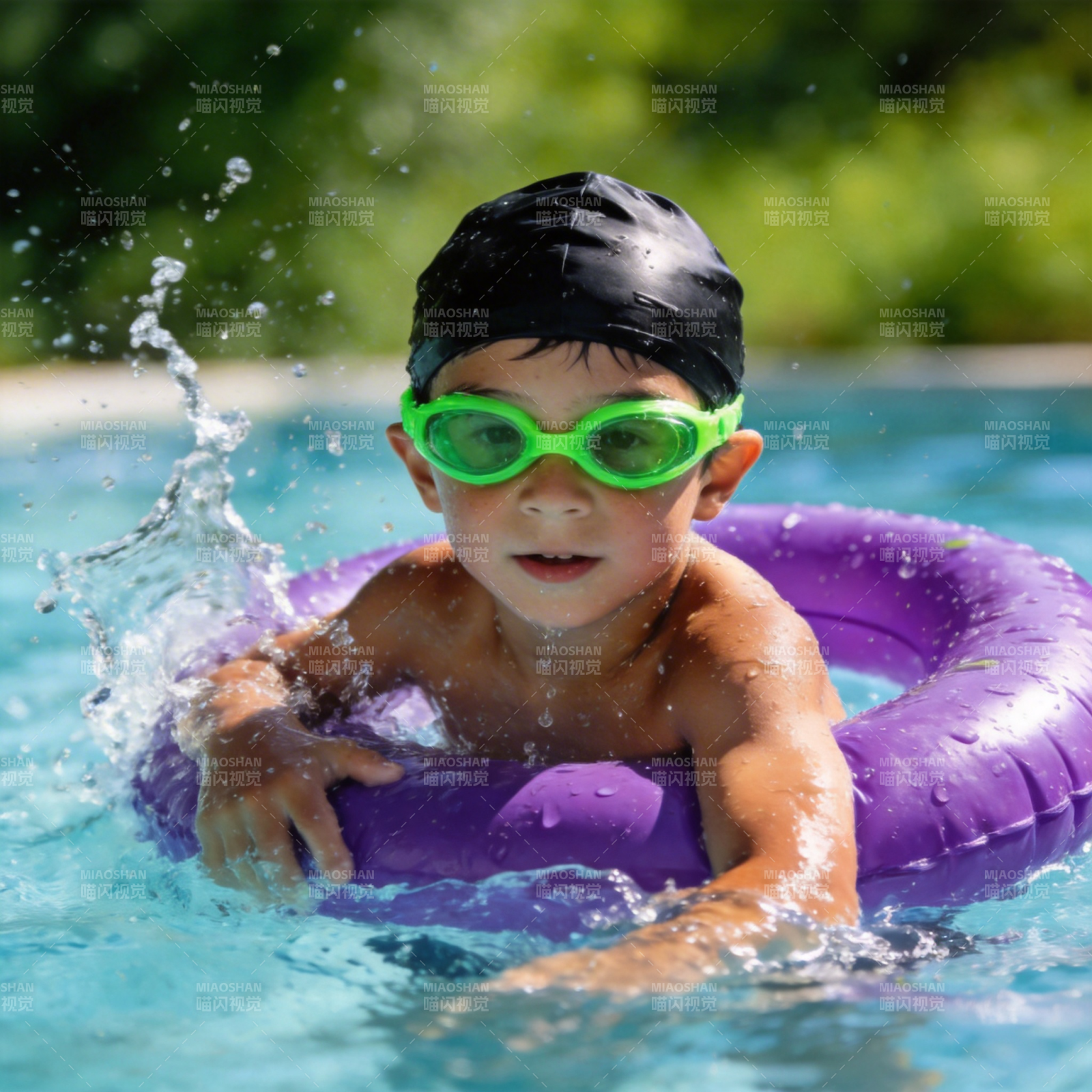 泳池嬉戏 童趣无限图片