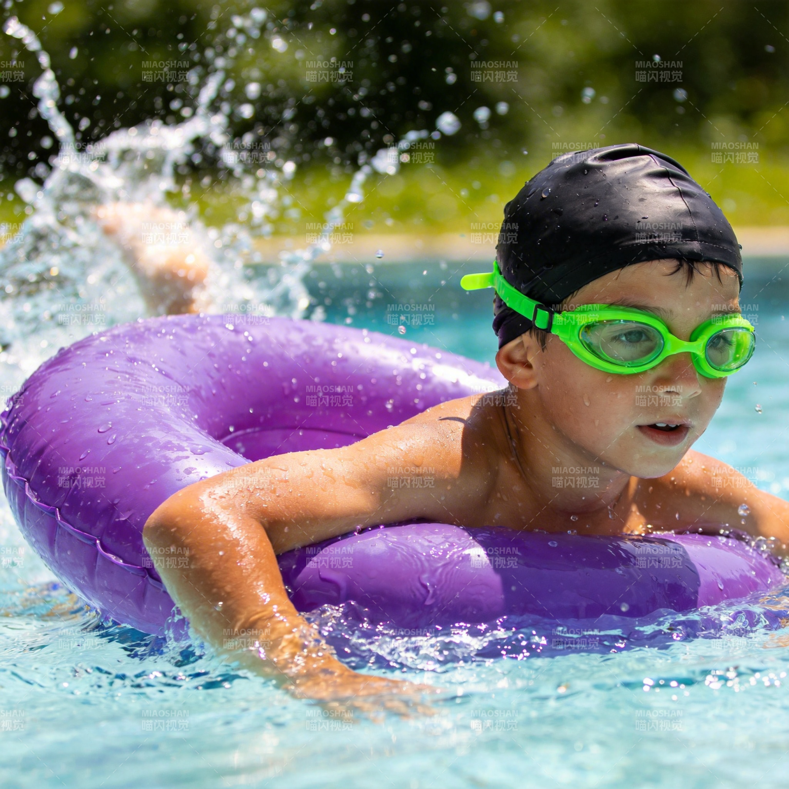 泳池中的快乐时光图片