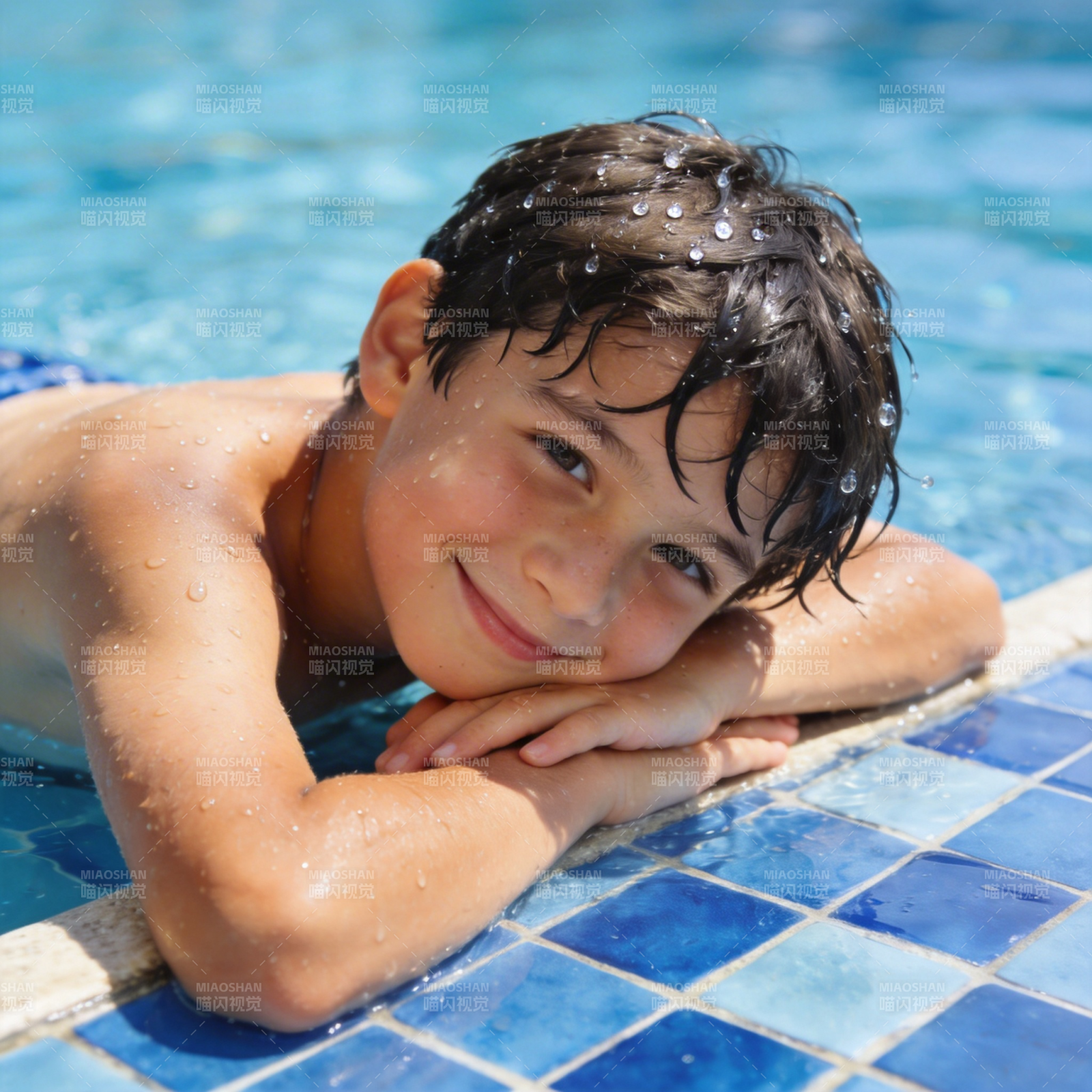 泳池边的微笑男孩图片