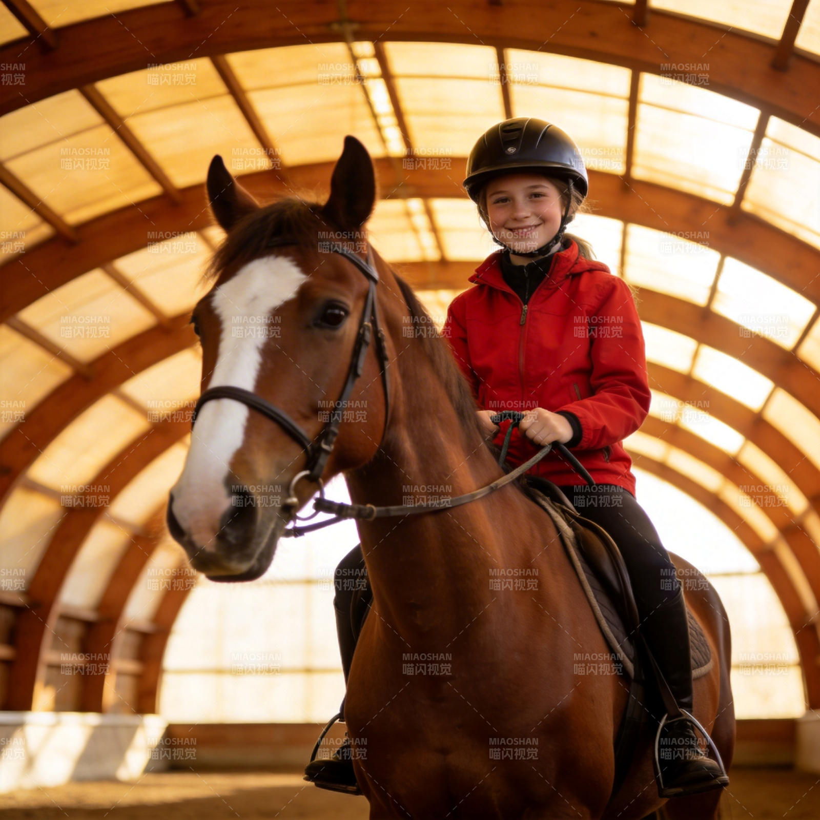 骑马小女孩微笑图片