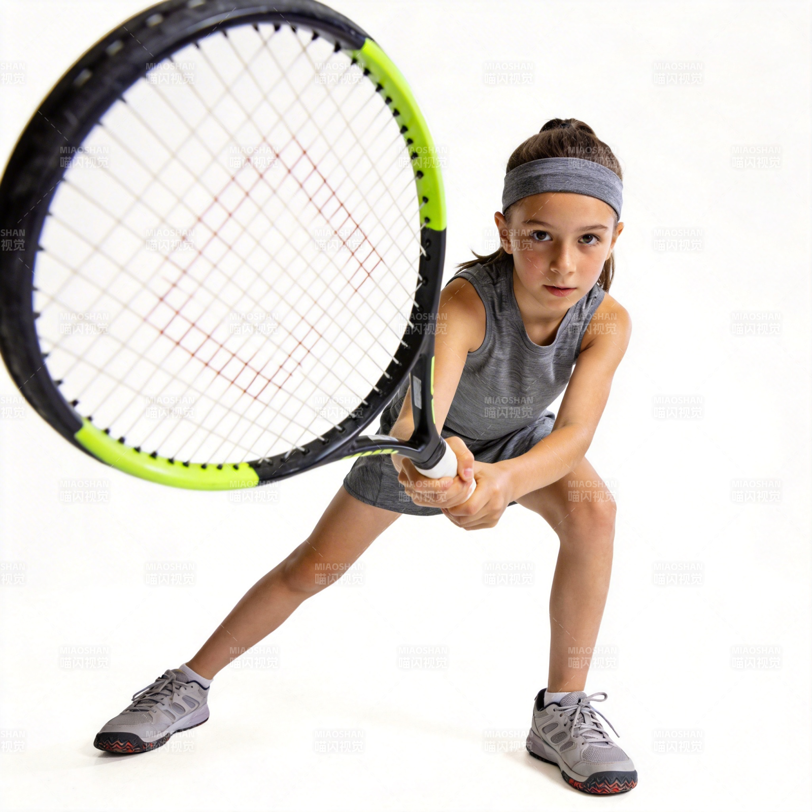 少女挥拍击球瞬间图片