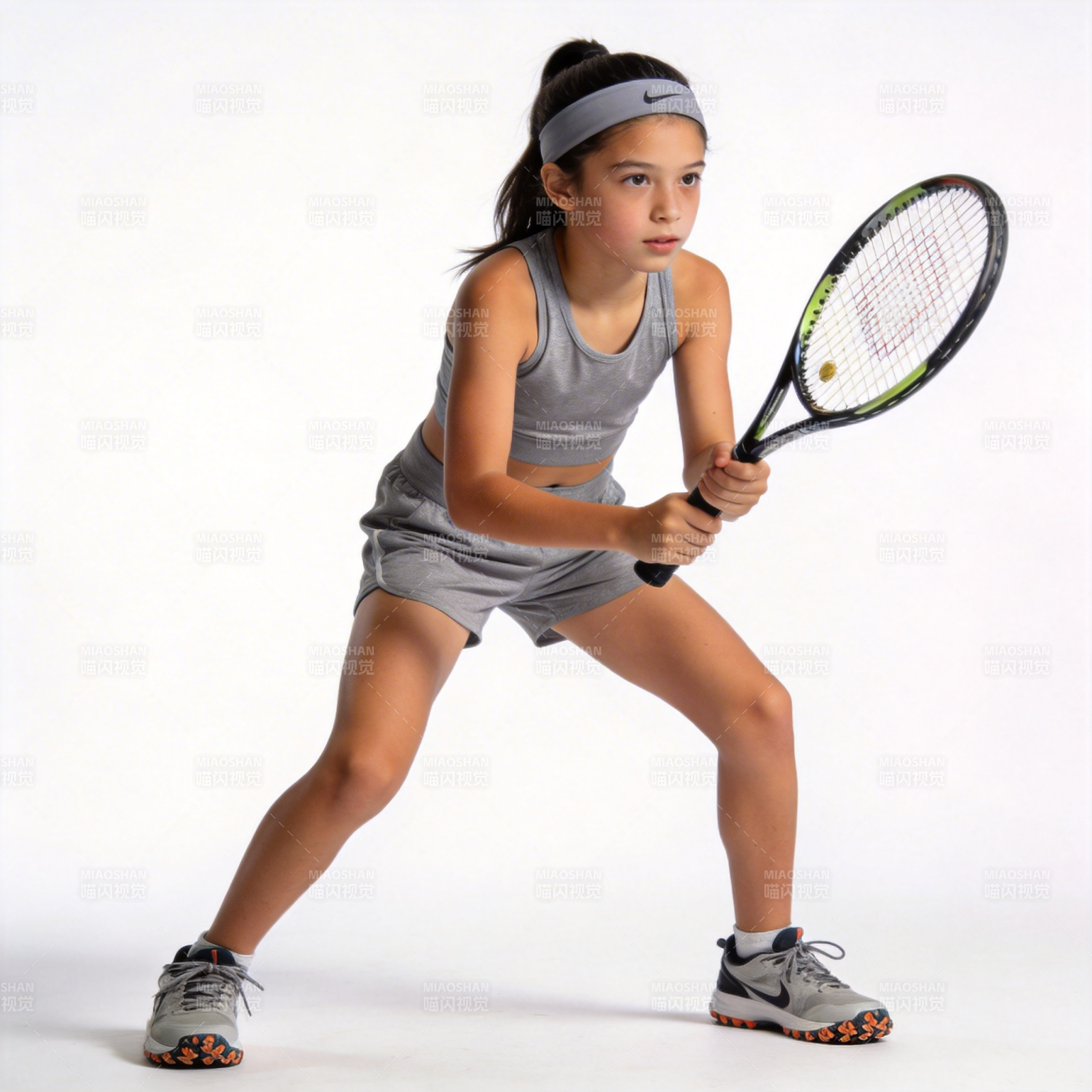 少女网球挥拍瞬间图片