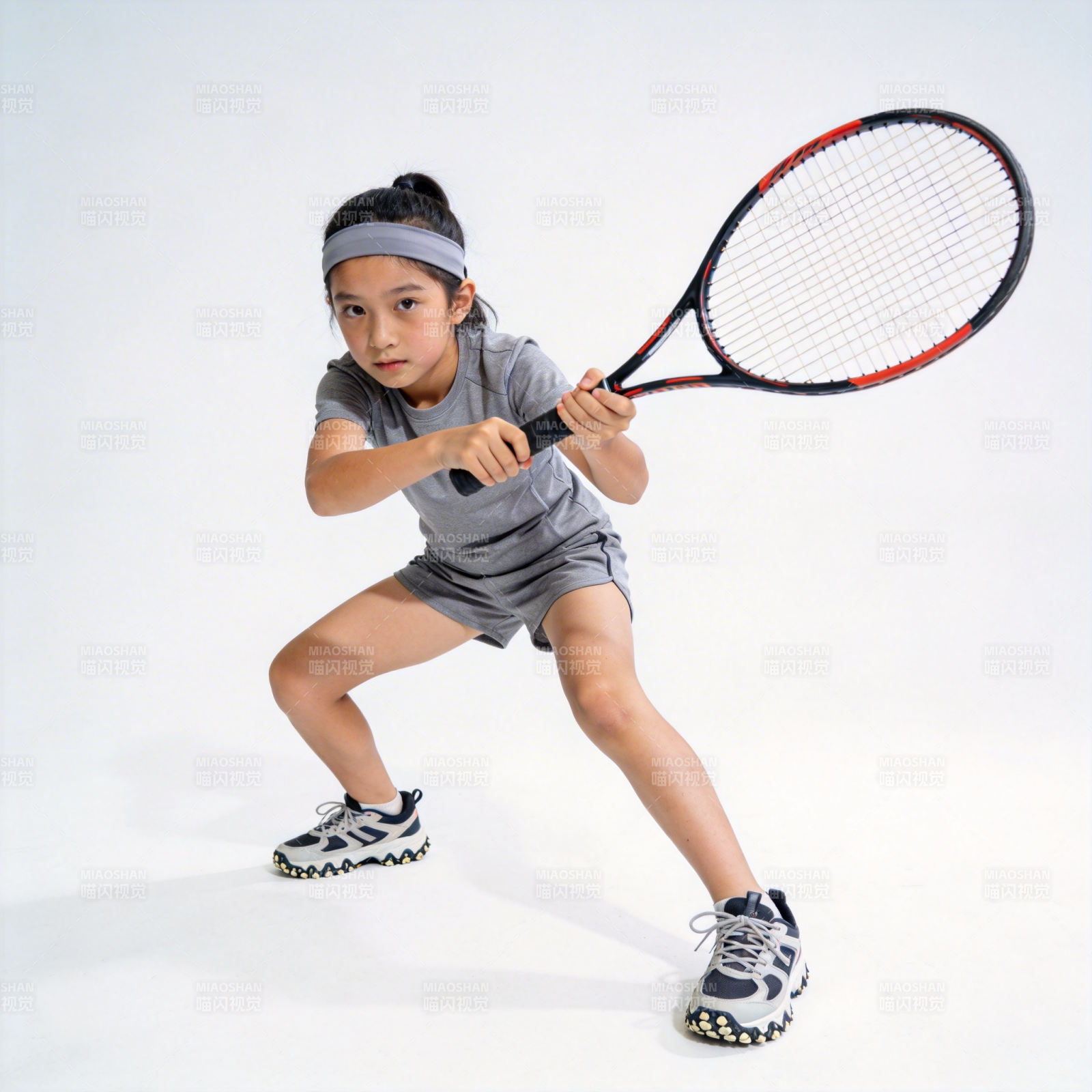 小球员挥拍击球图片