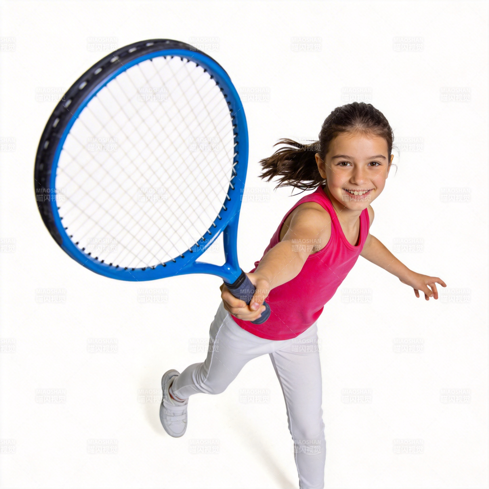 小女孩挥拍打网球图片