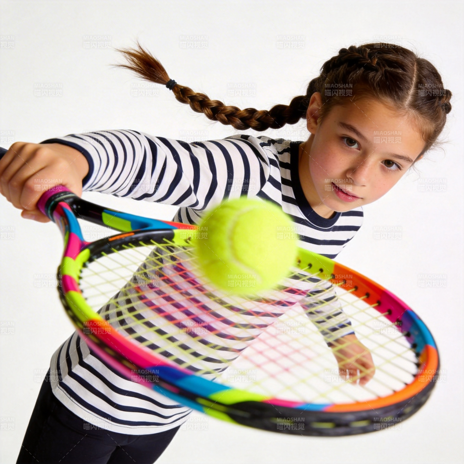 小女孩打网球图片