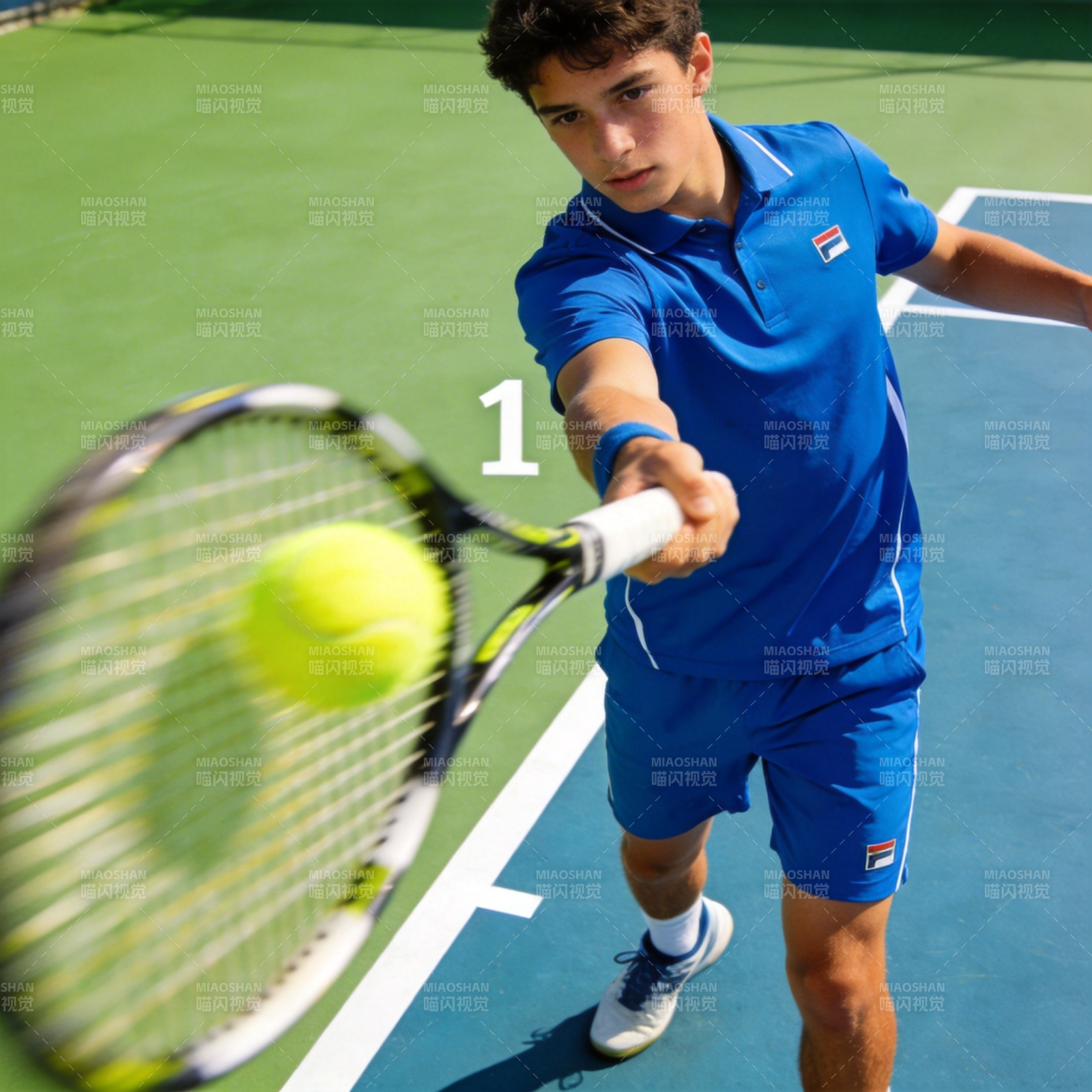 网球少年挥拍瞬间图片