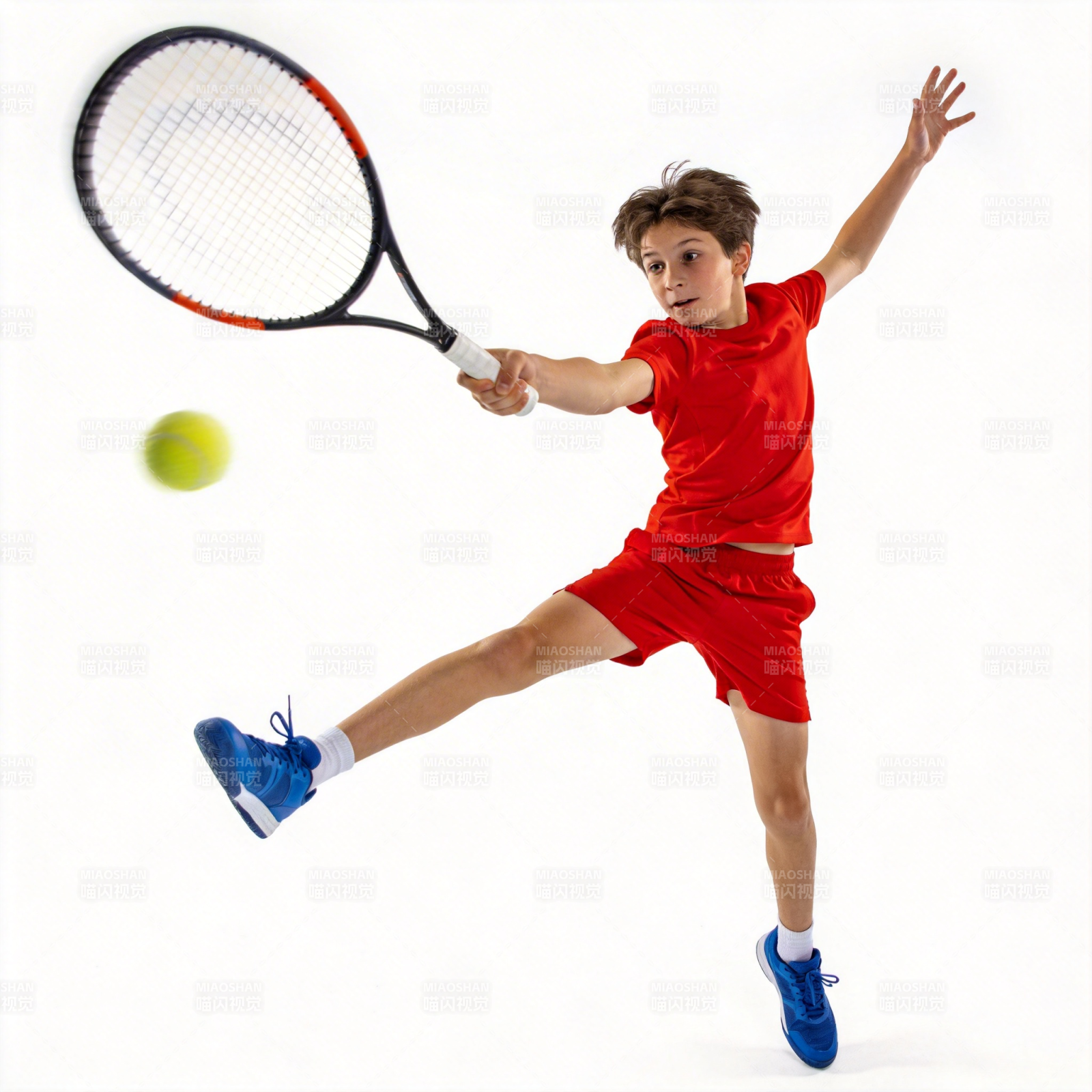 少年挥拍击网球图片