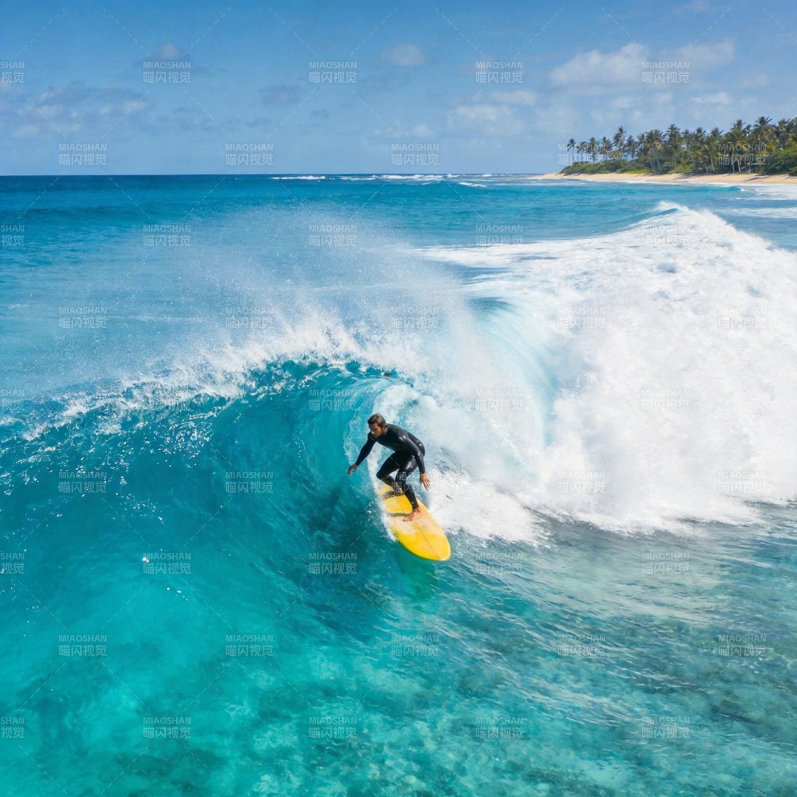 冲浪者驾驭碧浪图片