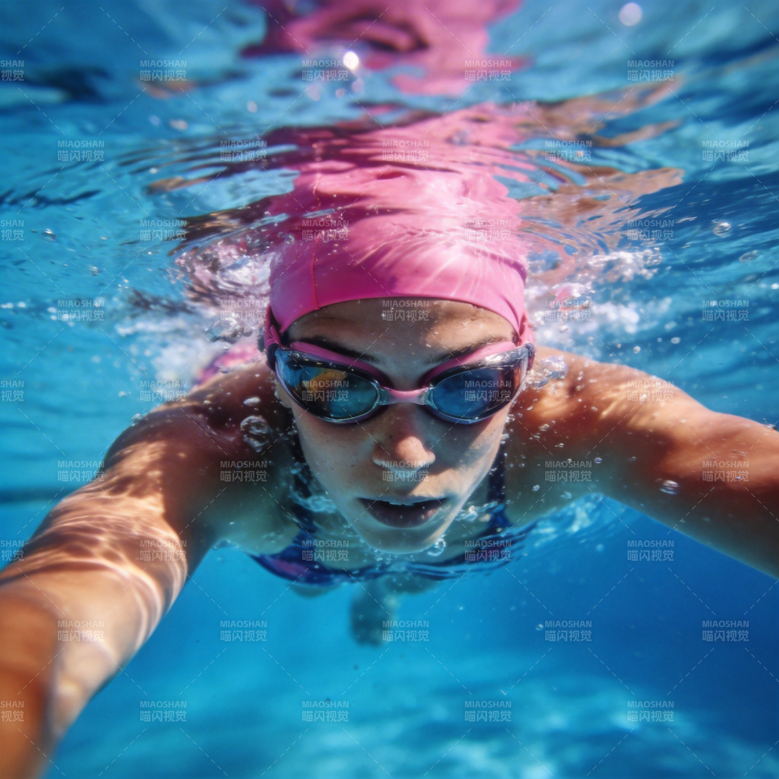泳池中的专注瞬间图片