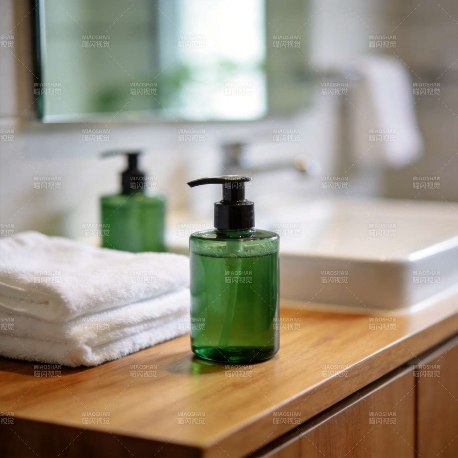 绿瓶洗手液与毛巾图片