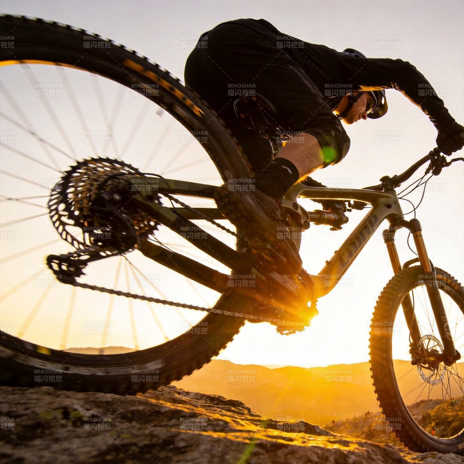 山地骑行日落时分图片