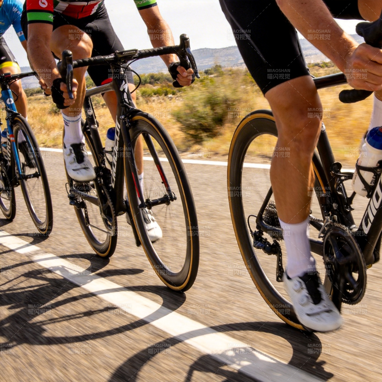骑行竞速瞬间图片