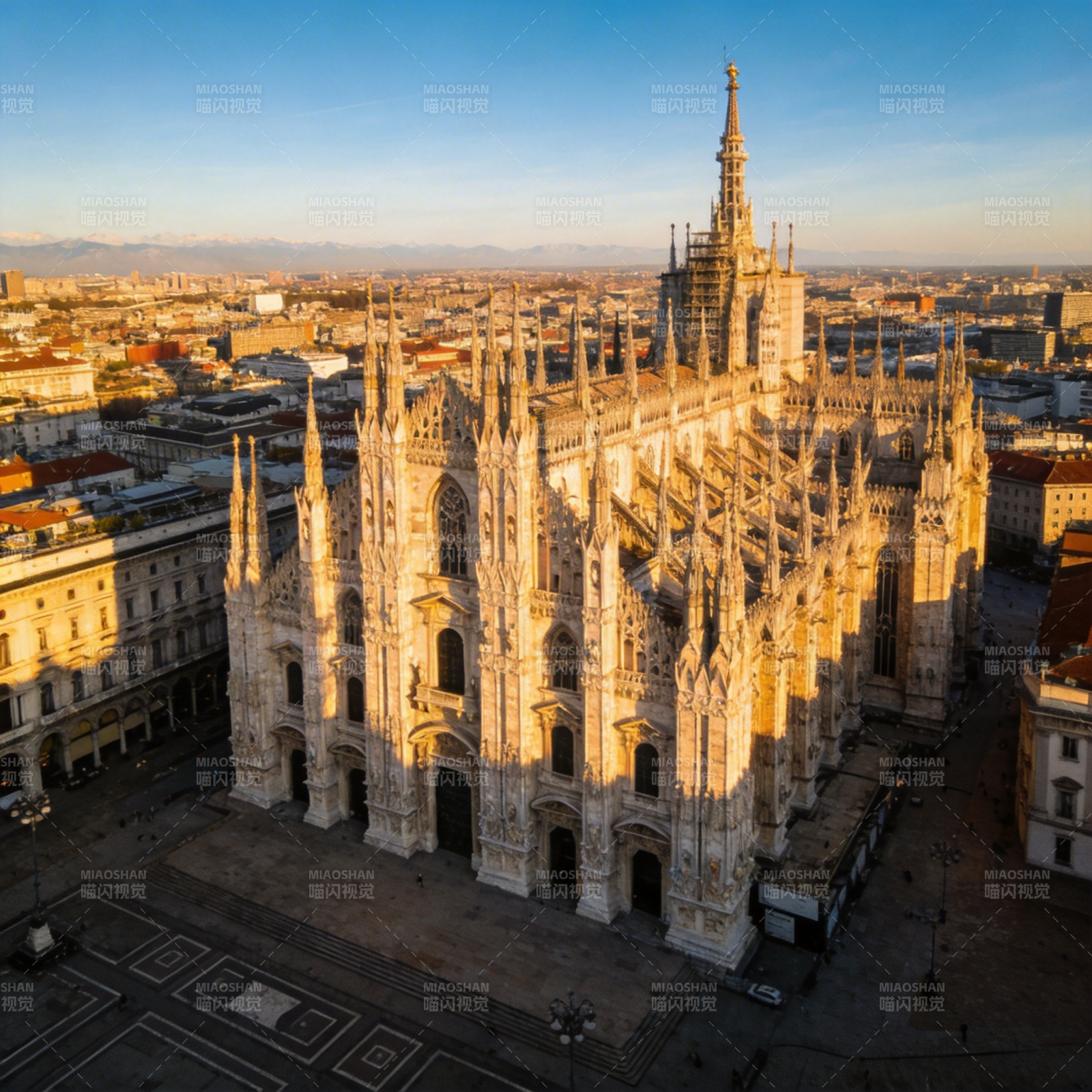 米兰大教堂晨光图片