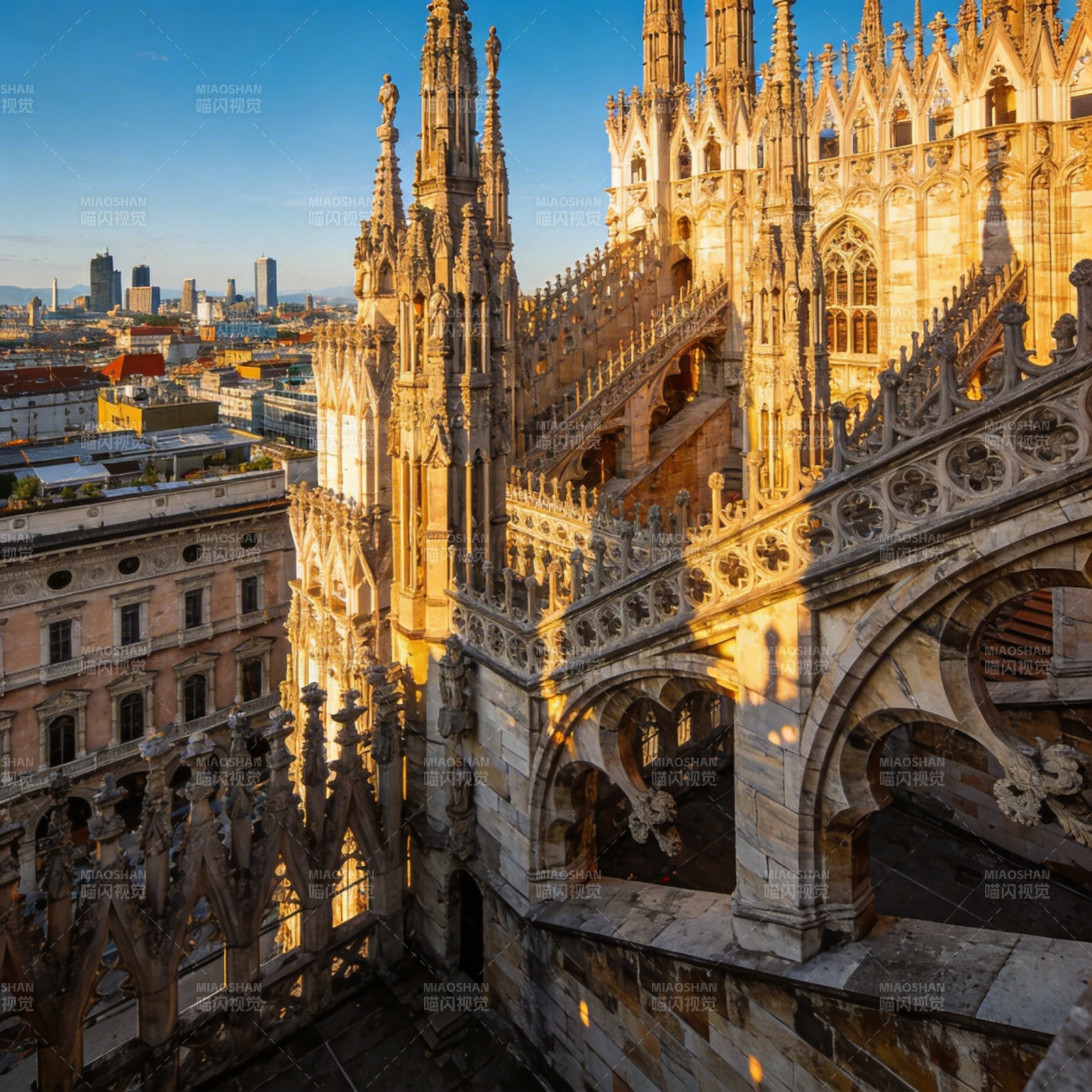 米兰大教堂晨光图片