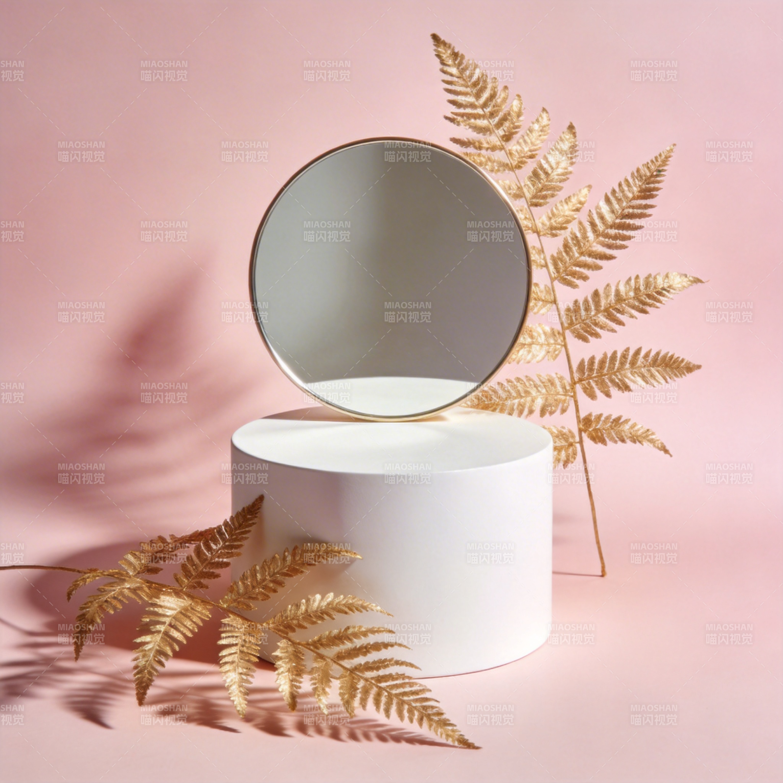 金色蕨叶映镜影图片