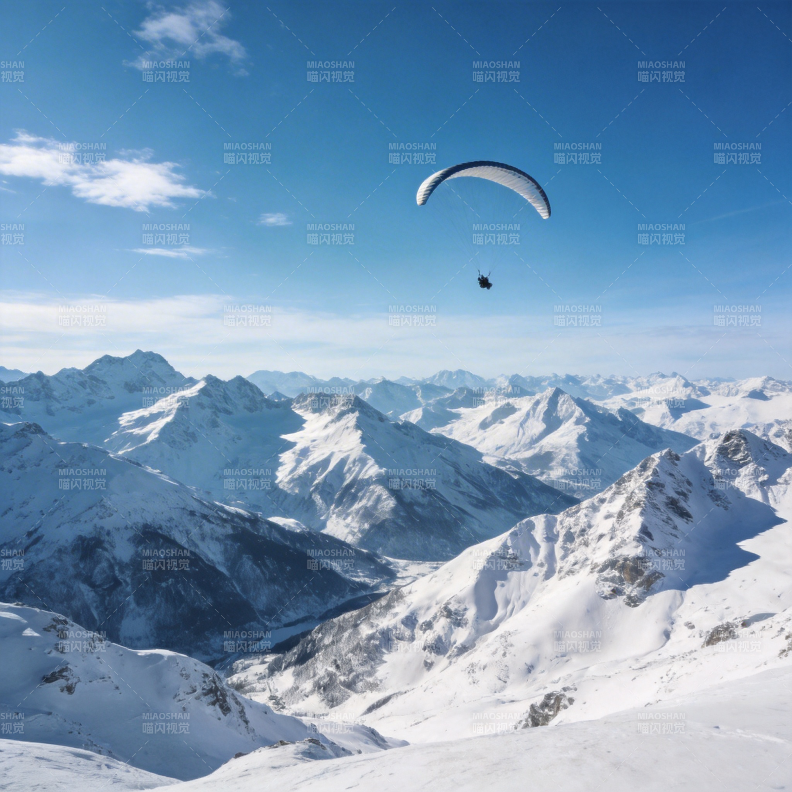雪山之巅滑翔翼图片