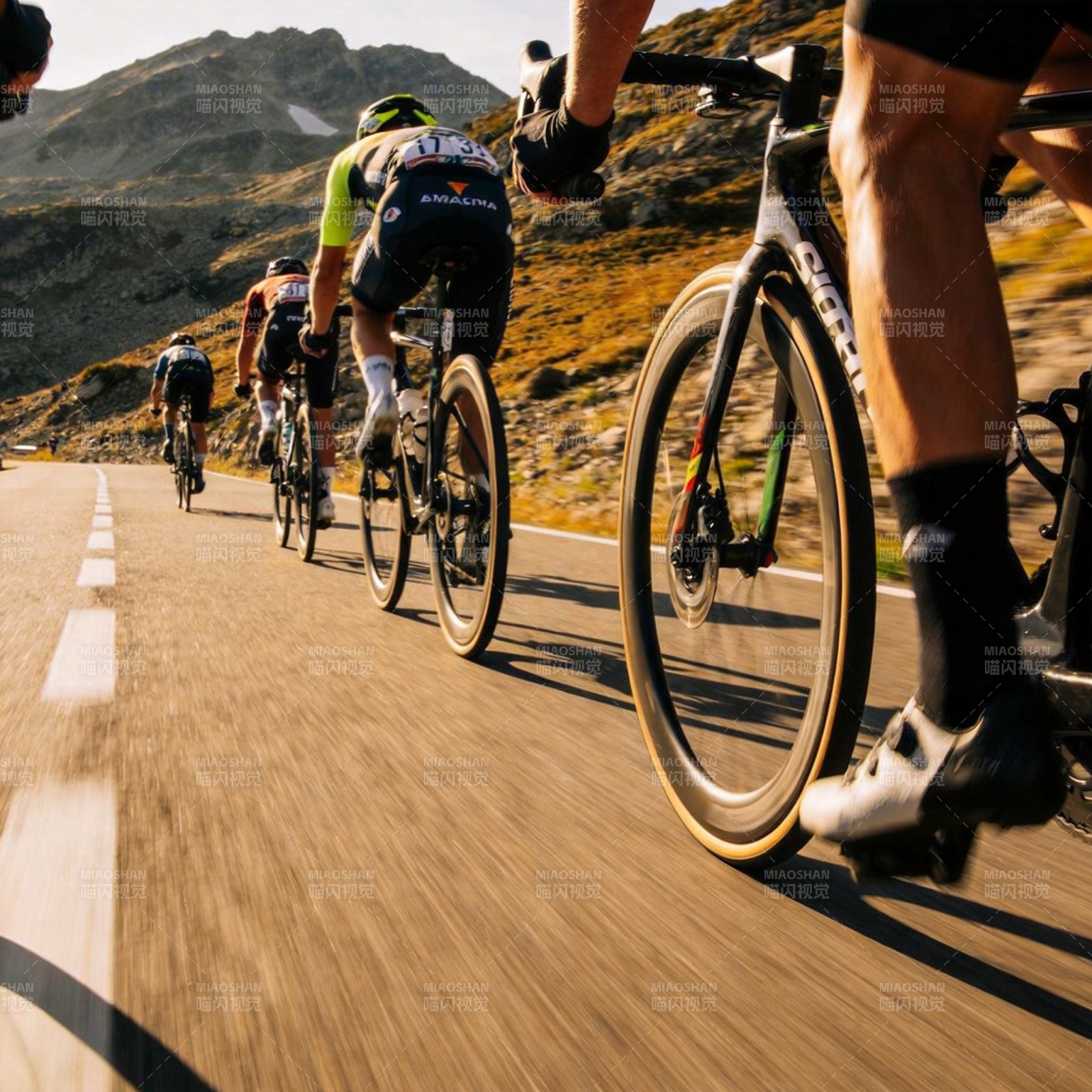 山地骑行竞速图片