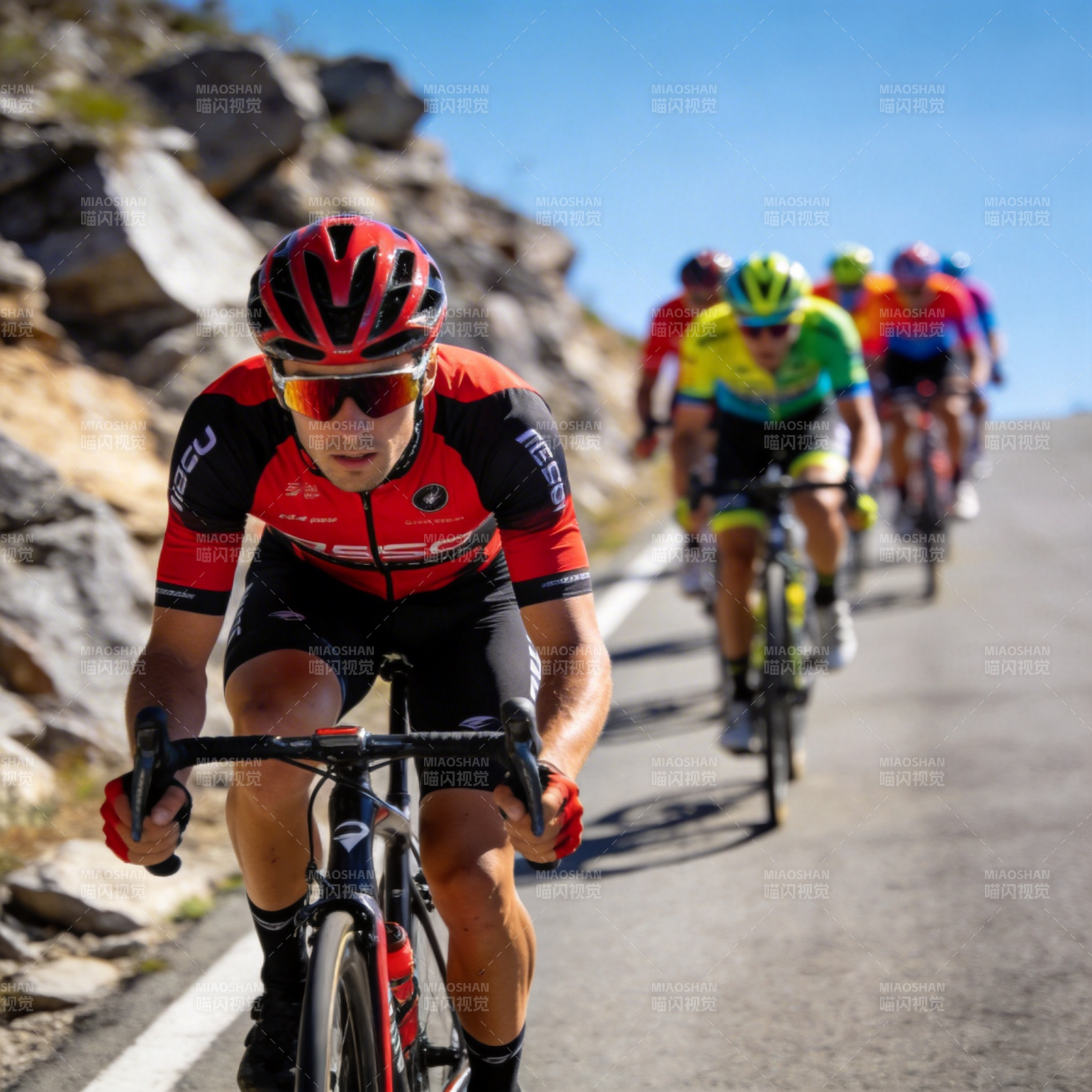 骑行者山道疾驰图片