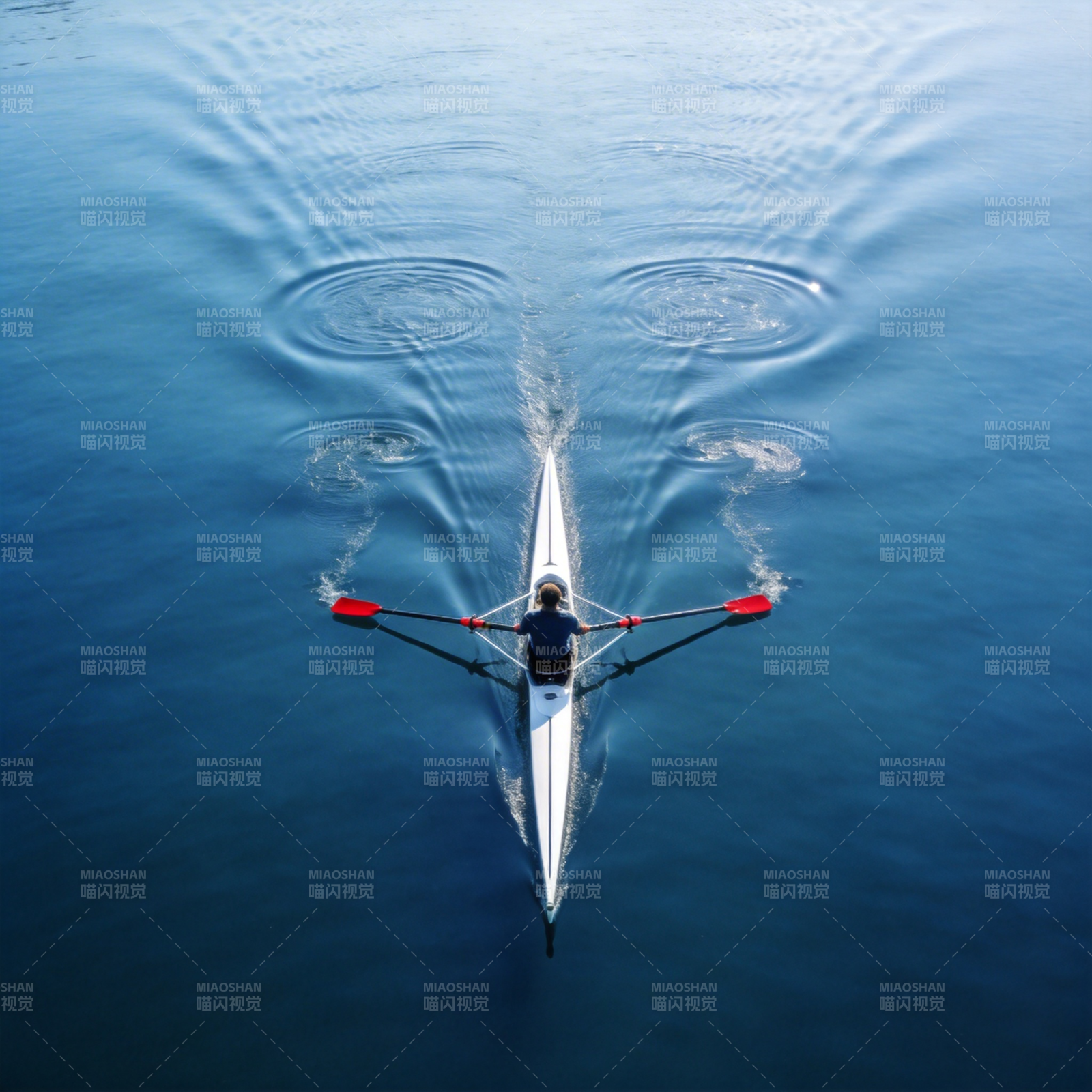 孤舟划水 静谧前行图片