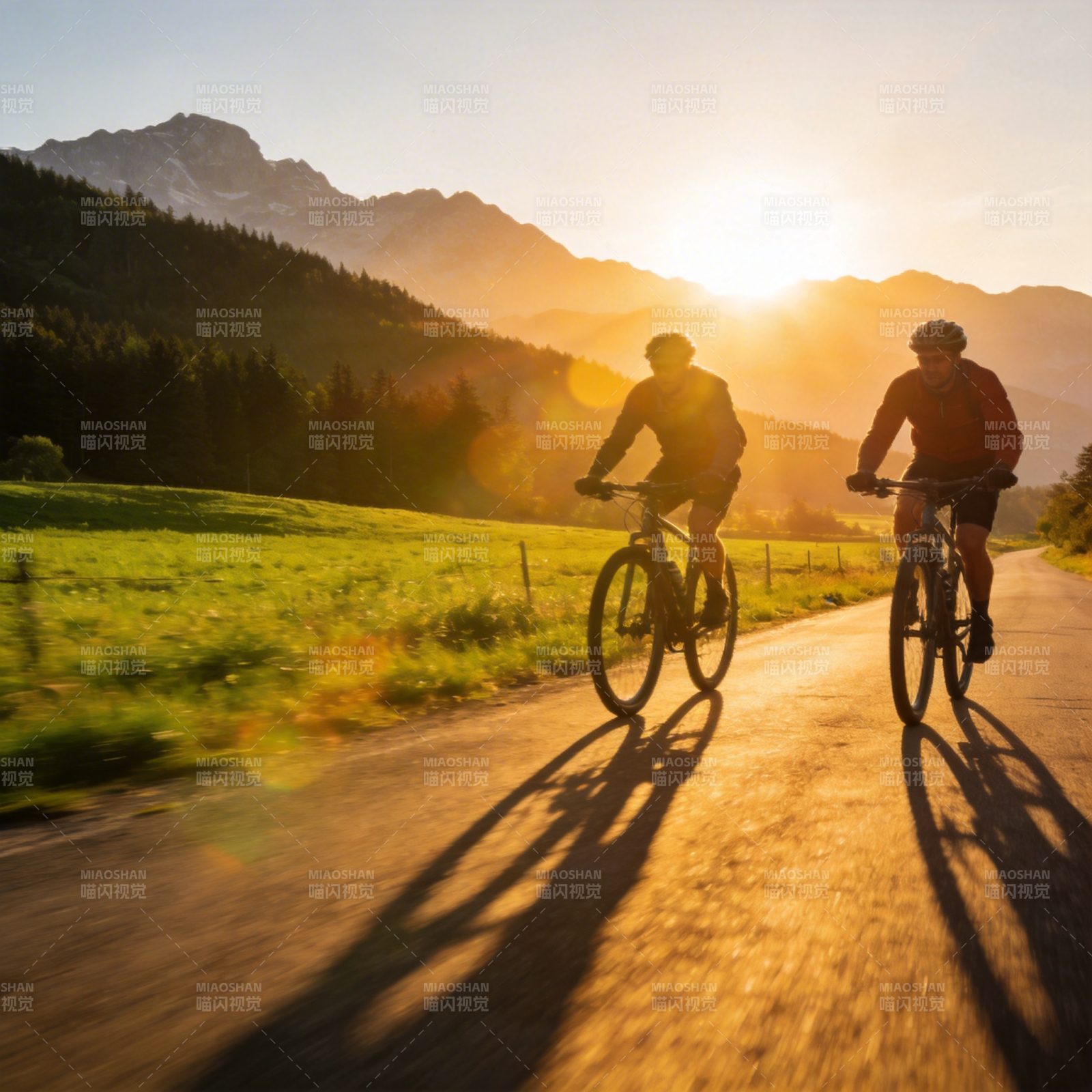 夕阳骑行山间路图片