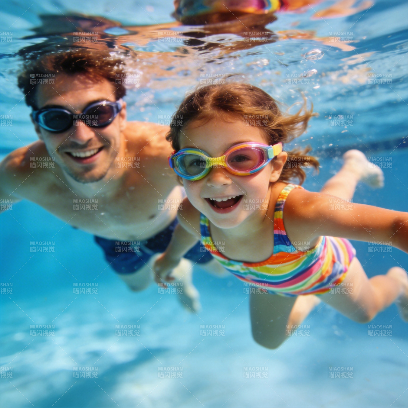 水下欢笑时光图片