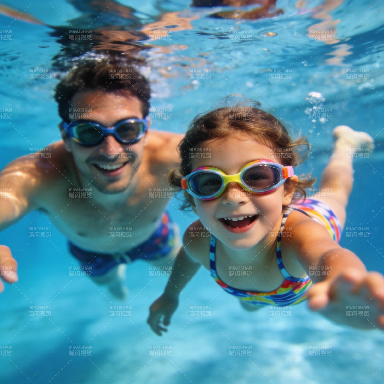 父女水中嬉戏图片