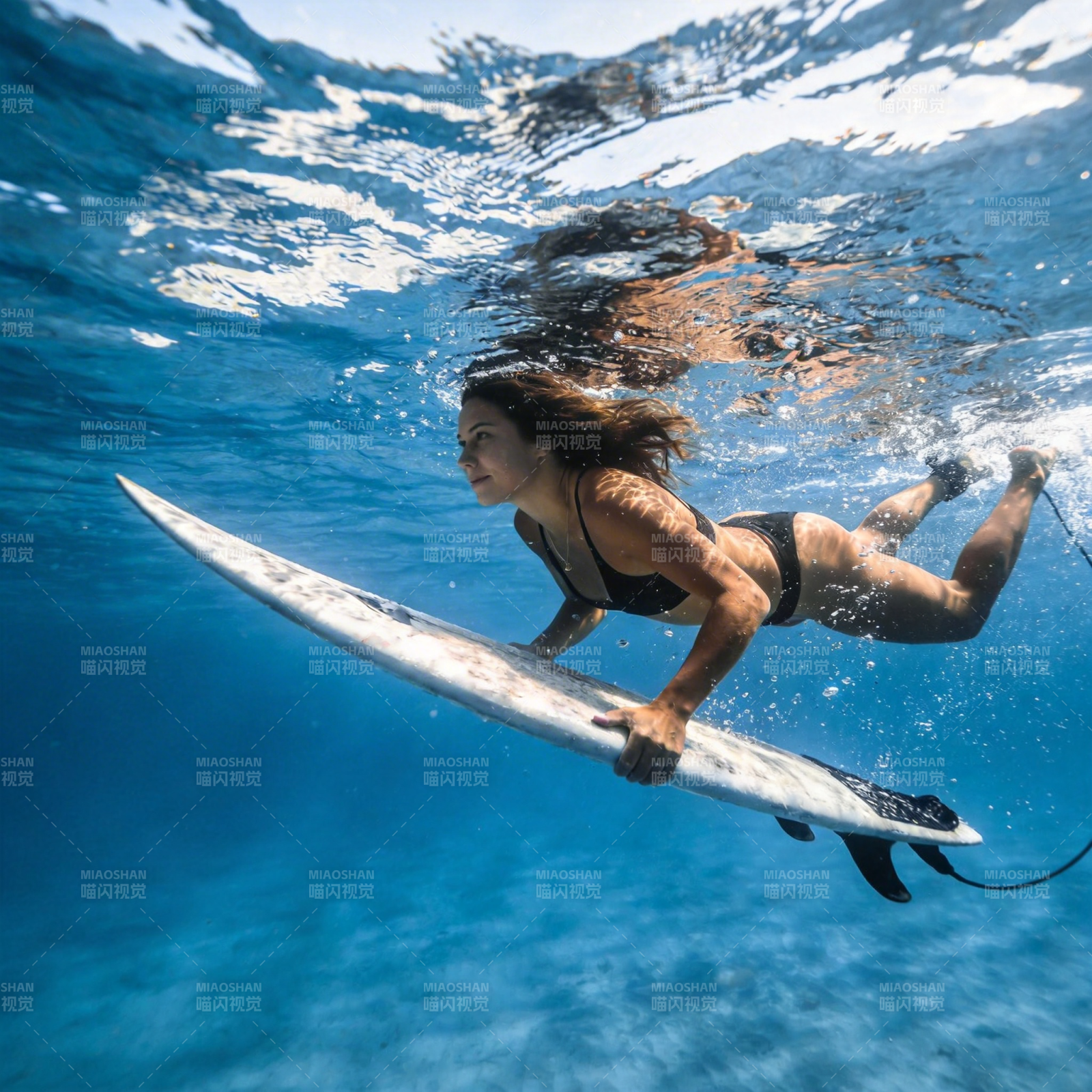 水下冲浪瞬间图片