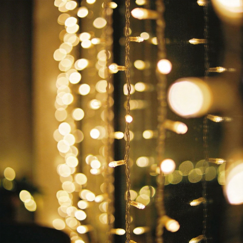 暖光串灯夜景图片