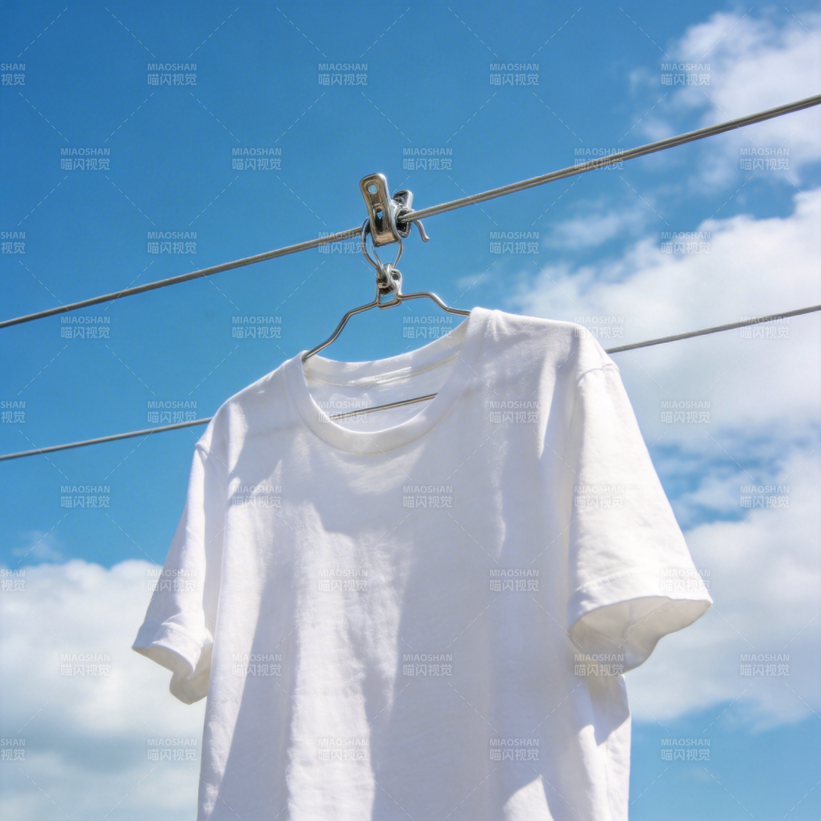 白T恤晒太阳图片