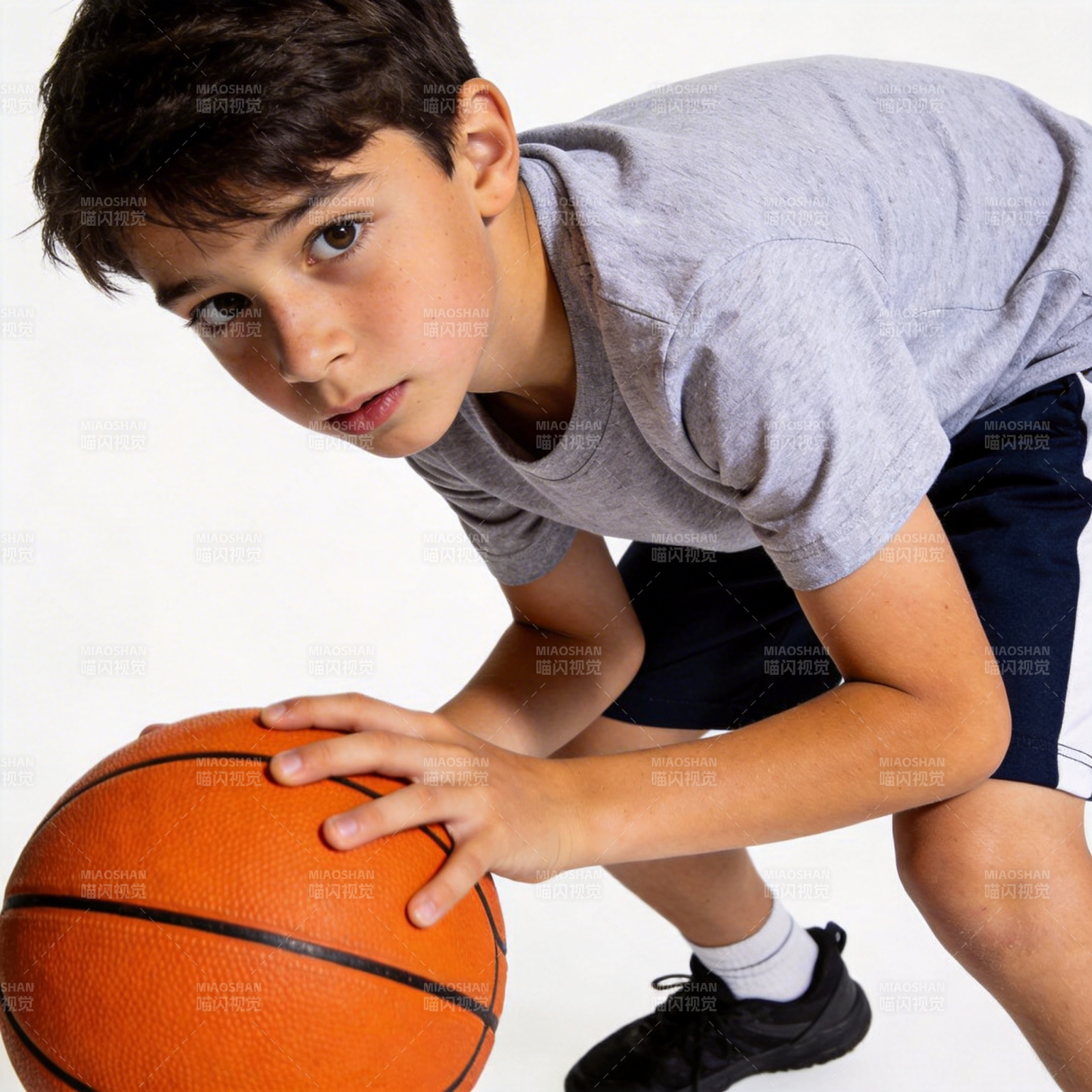 少年篮球手专注运球图片