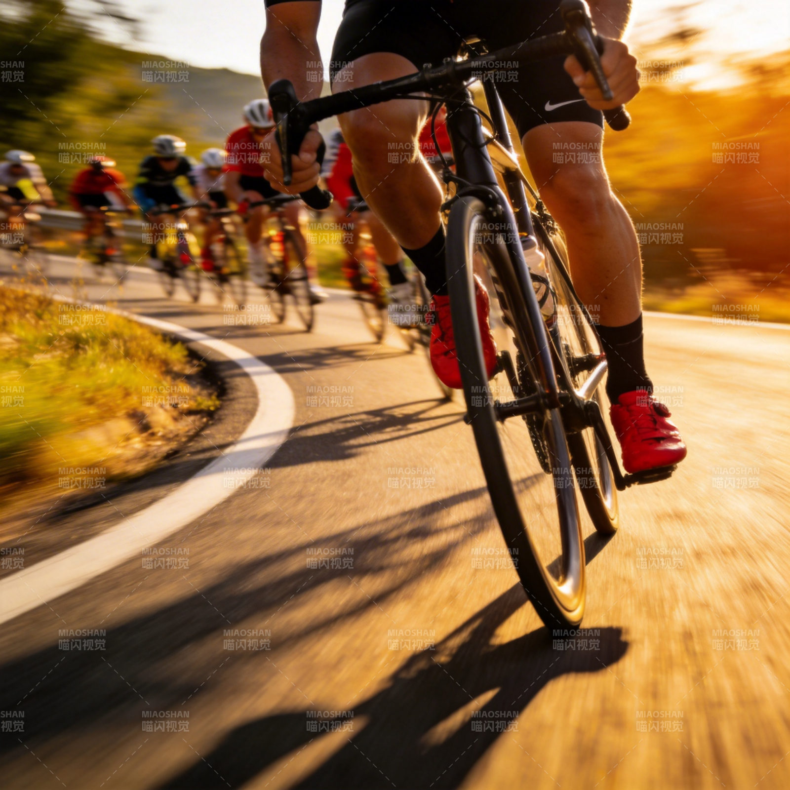 骑行竞速瞬间图片