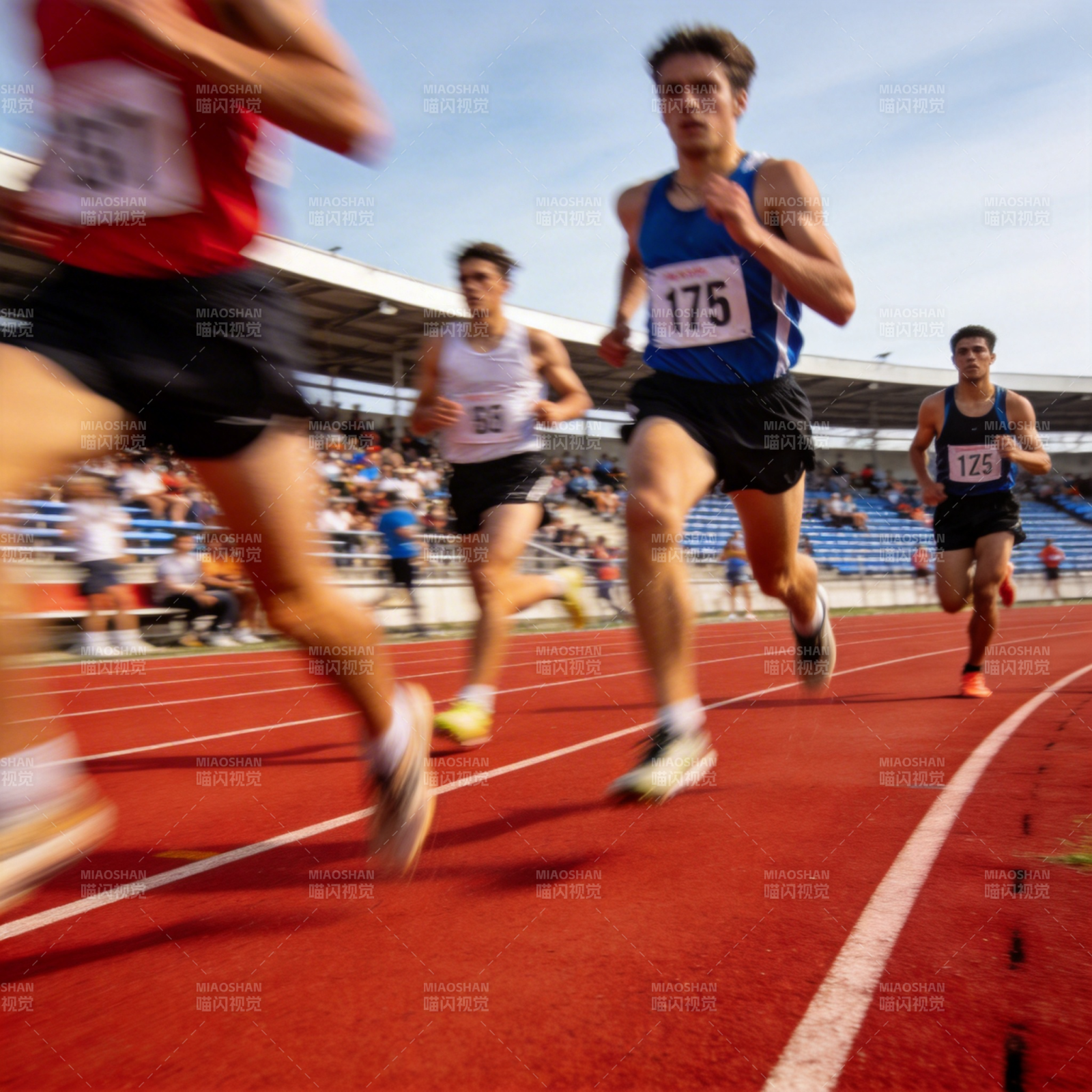 赛道上的激烈竞速图片