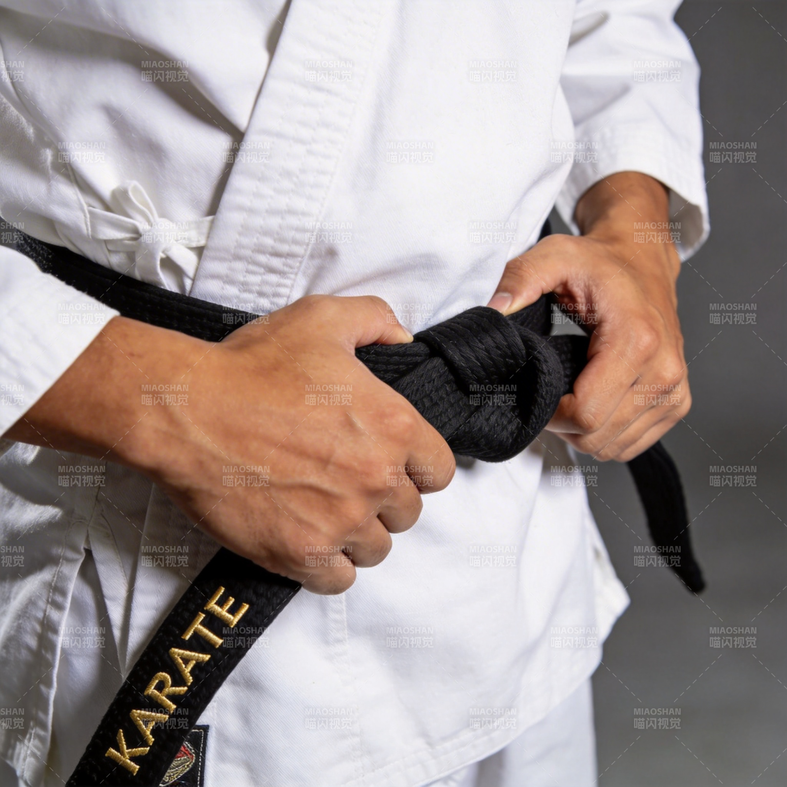 系黑带的瞬间图片