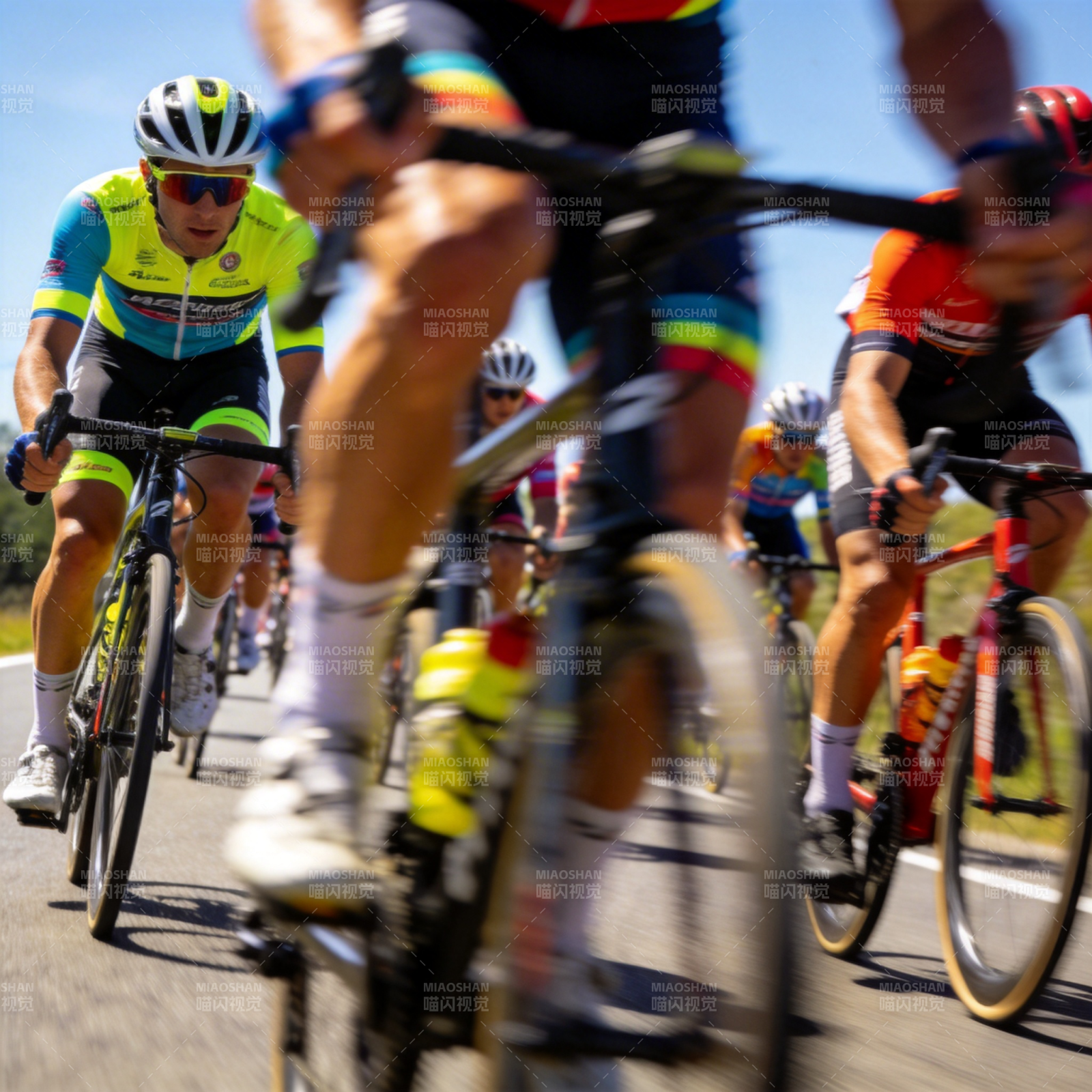 骑行竞速瞬间图片
