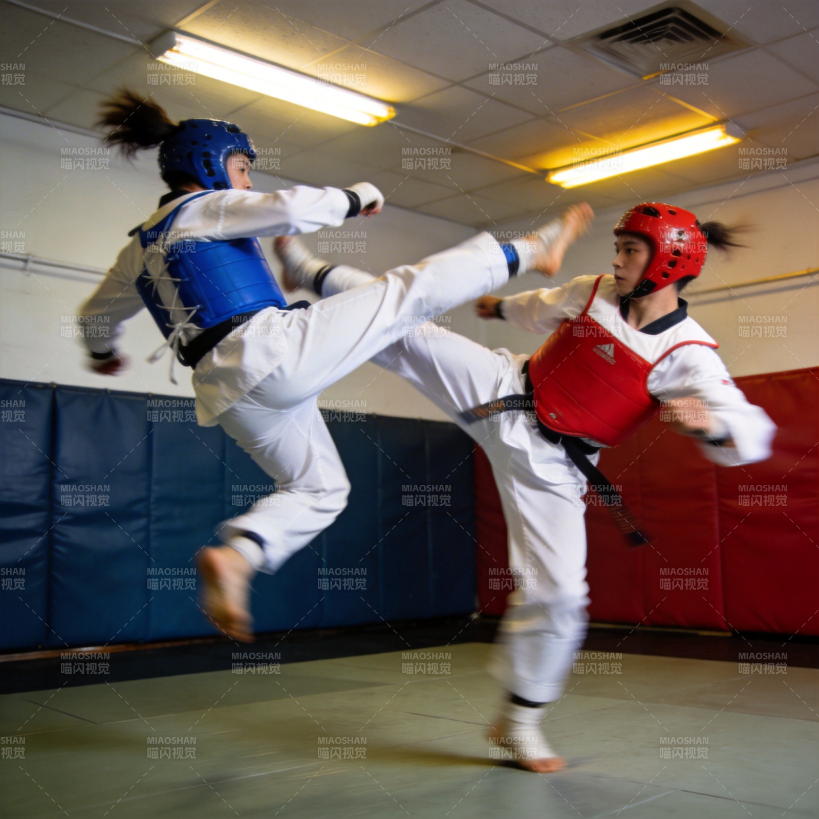 跆拳道对练瞬间图片
