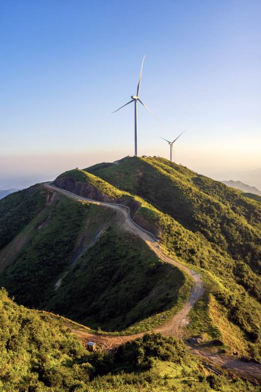 河源野猪嶂的山巅风车迎朝阳图片