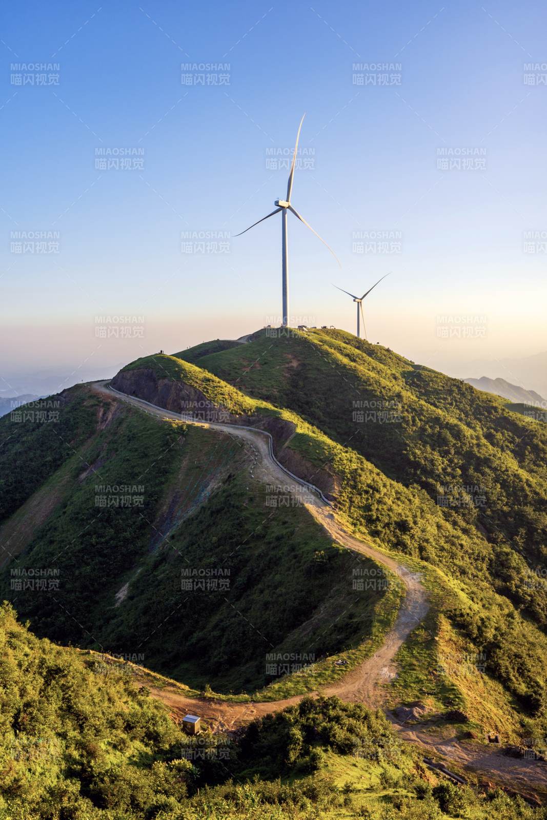 河源野猪嶂的山巅风车迎朝阳图片