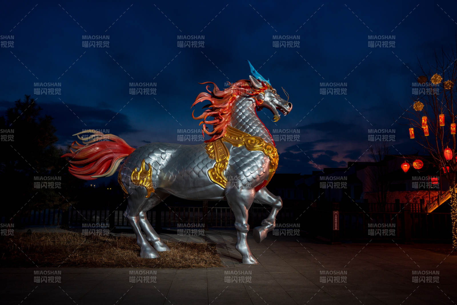 马年夜光神驹雕塑图片