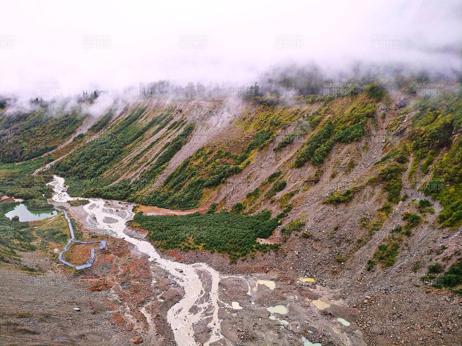 四川甘孜州康定风光山谷溪流图片