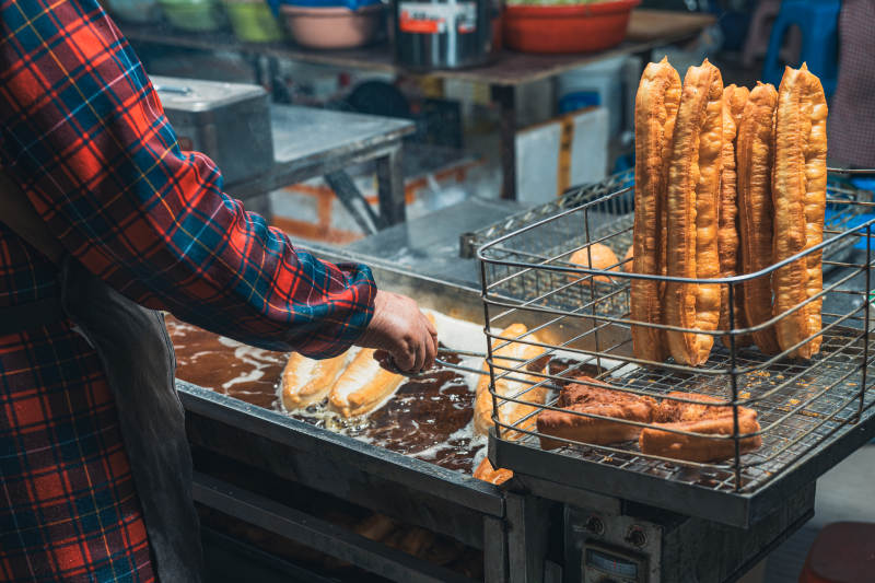 街头炸油条图片