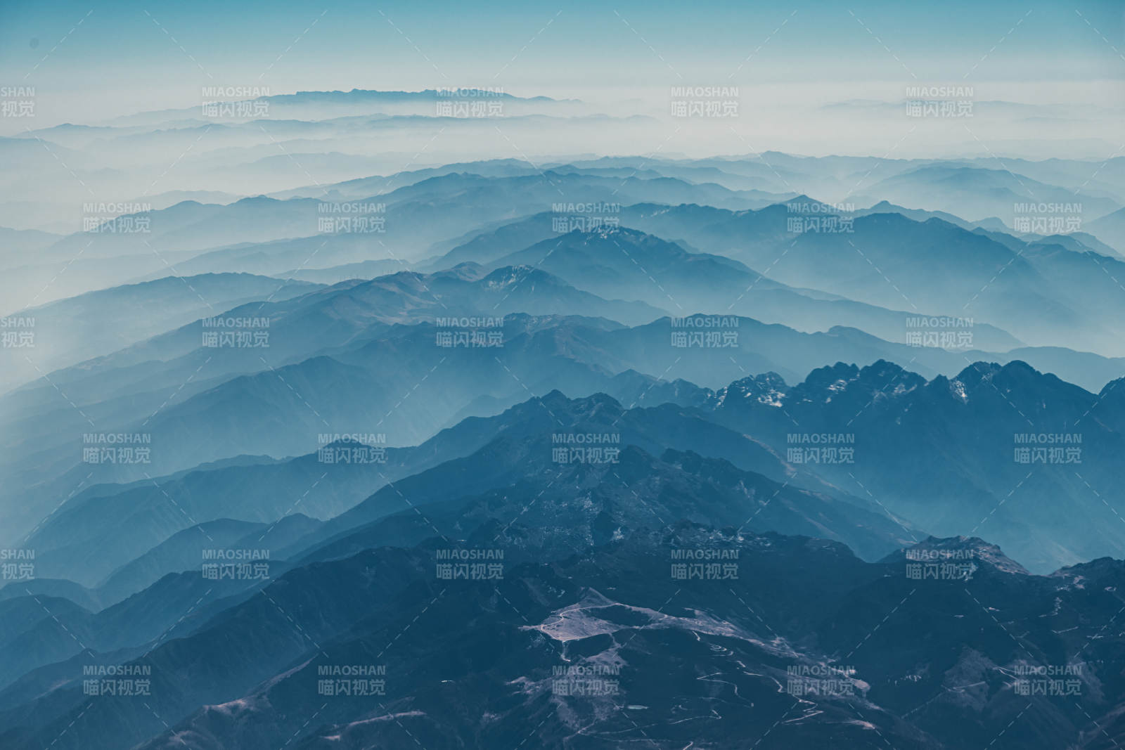 云南层峦叠嶂 云海苍茫图片
