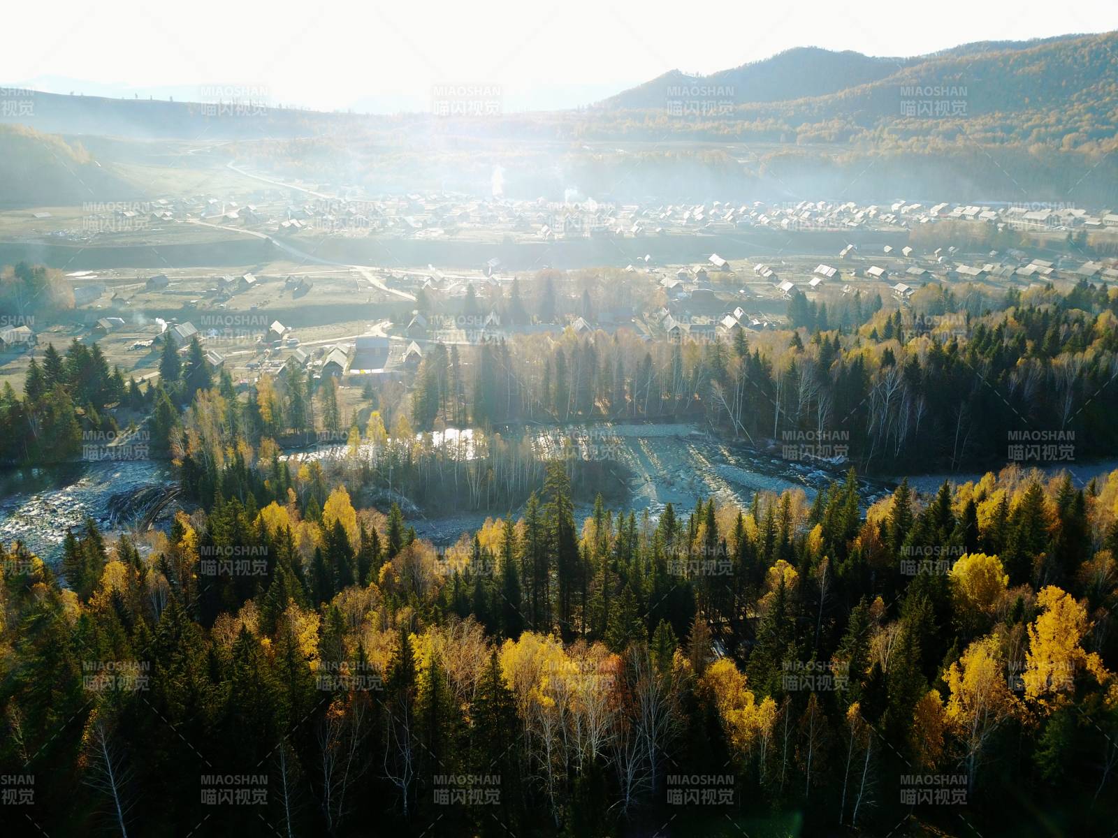 禾木秋日山林晨景图片