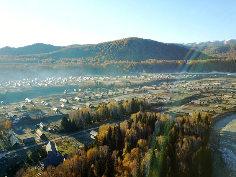 禾木湖畔小镇秋景图片